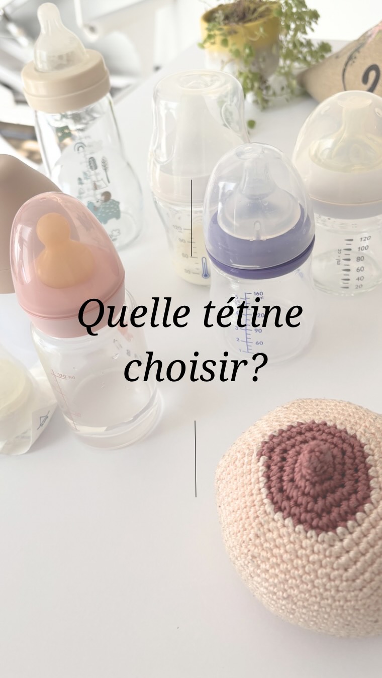 🍼 Aucune tétine ne remplace le sein… et c’est normal.
On cherche souvent LA tétine parfaite… celle qui imiterait le sein à l’identique.
Mais la réalité, c’est qu’aucune tétine ne reproduit la complexité du sein maternel :
✨débit qui s’adapte
✨succion active du bébé
✨coordination succion-déglutition-respiration
Et pourtant, certains bébés allaités peuvent accepter un biberon… avec les bons ajustements!
🌸 3 tips pour choisir une tétine adaptée à un bébé allaité :
✔️ Débit lent (voire très lent)
Pour éviter que le lait coule trop facilement et respecter un rythme plus proche de celui au sein.
✔️ Forme simple et souple
Inutile de chercher une forme “magique” : privilégie une tétine souple qui permet au bébé de mobiliser sa bouche activement, sans envahir sa cavité buccale .
✔️ Observer ton bébé avant tout
Ce n’est pas la tétine qui décide… c’est lui !
Regarde sa succion, son confort, s’il tousse, s’énerve ou s’adapte.
👩🏽 Et surtout : la façon de donner le biberon compte autant que la tétine (position, rythme, pauses…).
Ton bébé refuse le biberon ?
Tu appréhendes la reprise du travail ?
Tu veux préserver ton allaitement ?
Je t’accompagne pas à pas pour trouver des solutions adaptées à TON bébé et à TON projet .
📩 N’hésite pas à me contacter en consultation pour t’aider dans l’acceptation du biberon, en douceur et sans compromettre ton allaitement.
#allaitement #biberon #allaitementmaternel #jeunesmamans #postpartum