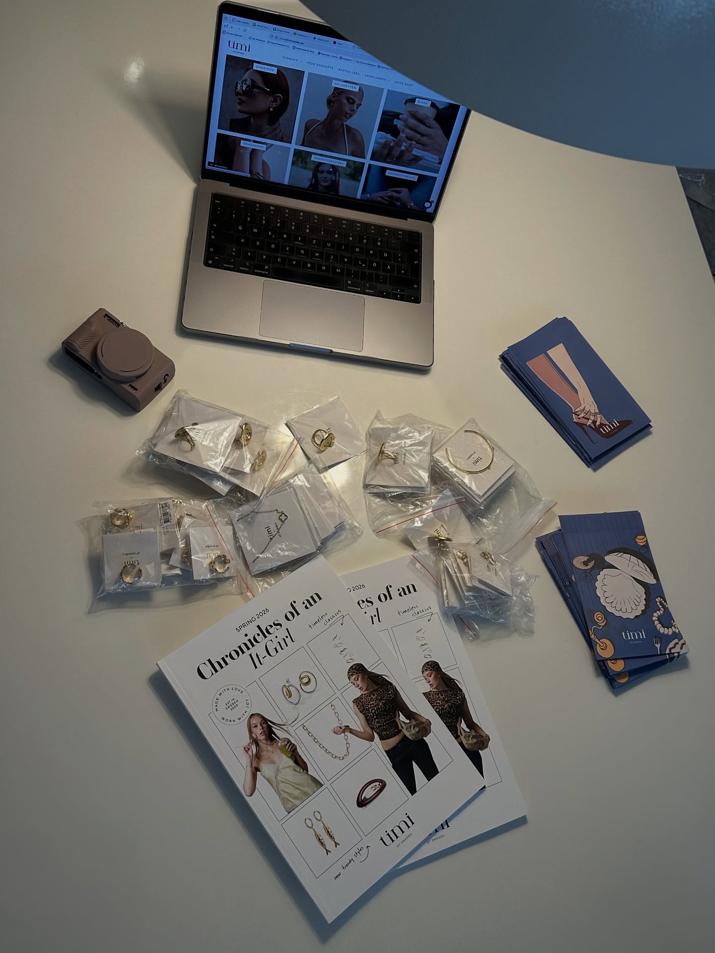 Neu in unserer Agentur: TIMI of Sweden @timiofsweden
Swipe ➡️➡️➡️ für mehr Eindrücke.
Eine Schmuckmarke, die Design, starke Materialien und aktuelle Aesthetics auf besonders stimmige Weise verbindet.
Wir freuen uns sehr, die Marke ab sofort bei uns im Showroom begrüßen und euch die Kollektion präsentieren zu dürfen. TIMI of Sweden wurde vor rund 15 Jahren von Tifanny (TI) und Mikael (MI) Drennow gegründet, woraus sich auch der Name TIMI ableitet. Bis heute wird die Marke als kleines Familienunternehmen geführt.
Die Styles sind aus stainless steel, dazu waterproof und sweat proof und machen TIMI of Sweden zu einer besonders spannenden Ergänzung für moderne Sortimente. Genau das sorgt für Schmuck, der nicht nur schön aussieht, sondern auch unkompliziert im Alltag tragbar ist und lange Freude macht.
Ergänzt wird die Kollektion durch Geschenkideen, Postkarten und schöne Displaylösungen für den Shop, die TIMI of Sweden zu einem echten Highlight machen.
Ob als Self Treat, Mitbringsel oder Geburtstagsgeschenk: Die Marke spricht eine große Bandbreite an Kunden an.
Wir sind komplett verliebt. Und ihr?
⸻
Willkommen bei Carmen Fischer Agents.
Unser Showroom im Düsseldorfer Lorettoviertel ist ein Treffpunkt für internationale Fashion Labels und den stationären Handel.
Hier entdecken Concept Stores, Boutiquen und Einkäufer eine sorgfältig kuratierte Auswahl aus Fashion, Schmuck, Accessoires und Schuhen.
Wir glauben an starke Marken, persönliche Beziehungen und Kollektionen, die im Handel wirklich funktionieren.
📍 Düsseldorf
👗 Fashion, Schmuck, Accessoires, Schuhe
🤝 Für Concept Stores, Boutiquen und Einkäufer
Sie möchten unsere Marken kennenlernen?
Buchen Sie Ihren Termin über den Link in unserer Bio.
#carmenfischeragents #modeagentur