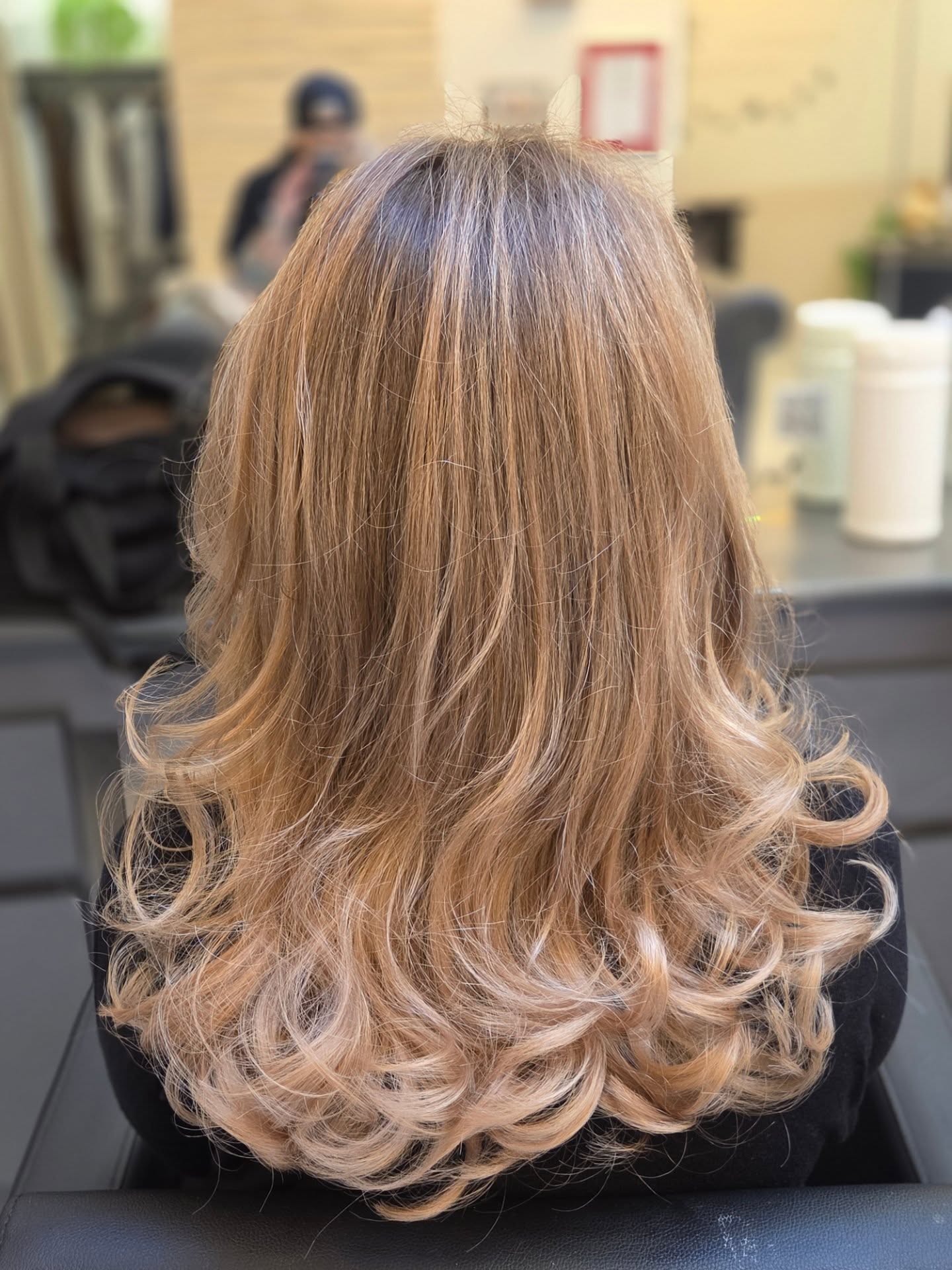 Natürlich & soft
Neuer Schnitt + Balayage Refresh 🤍
Sanfte Übergänge, mehr Leichtigkeit und strahlende Längen ✨
Natürlich schön, aber besser ✨️
#klagenfurtamwoerthersee
#friseurklagenfurt #balayageklagenfurt #hairklagenfurt #hairglowup