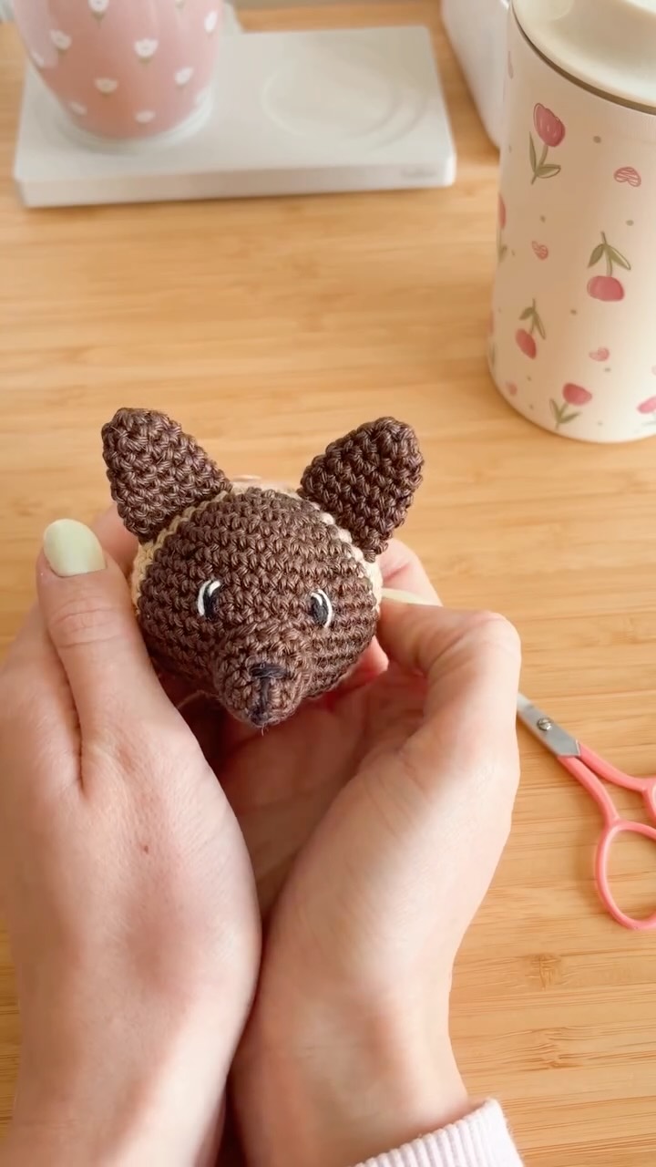 Quelle race de chien tu aimerai que je réalise ? 🐶😍
Vous êtes des centaines de mamans à avoir craqué pour réaliser votre animal de compagnie en doudou, pour votre bébé … ou pour vous 😘 (parce que oui, il n’y a pas d’âge pour avoir un doudou ✨)
Tu valides le concept ? 🥰
#doudoupersonnalisé #futuremaman #doudouchien #bebe2026 #maman2026