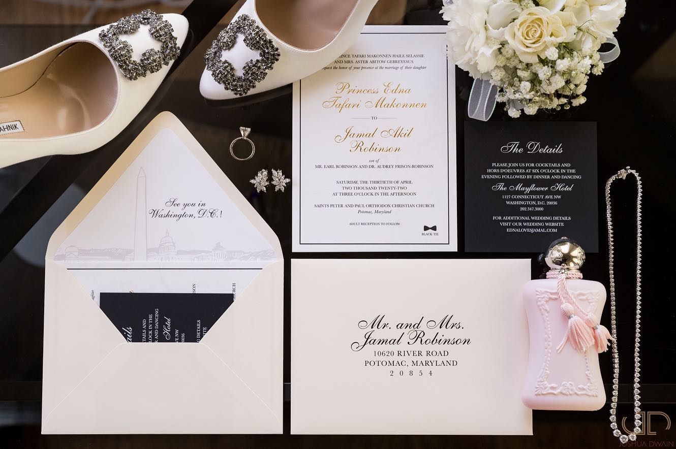 It’s all in the details!!🖋️
•
Photo: @joshua_dwain
Invitation: @bridgetgoldsmith
#weddingday #weddingdaystationery #details #gettingready #classicwedding #classicweddinginvitations #groom #groomsdetails #jimmychoo #delina