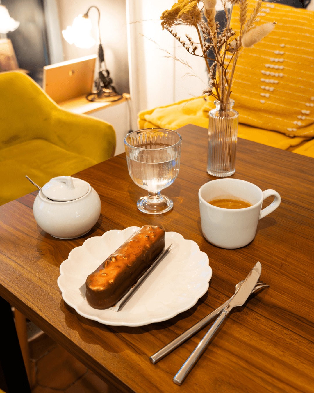 Échappe-toi du tumulte de la ville et offre-toi une pause gourmande au cœur de Dourdan ! 🌿
Découvre le charmant salon de thé « Les Herbes Folles » au 46 rue de Chartres, où douceur et convivialité vous attendent.
Sur cette photo, notre finger cacahuète composé d’un cake cacahuète, praliné cacahuète, cacahuètes torréfiées et enrobage chocolat au lait 🥜
🧁 La pâtisserie de Rebecca
📍 Salon de thé Les Herbes Folles
🕰️ Mercredi à Dimanche : 9h30 – 19h00