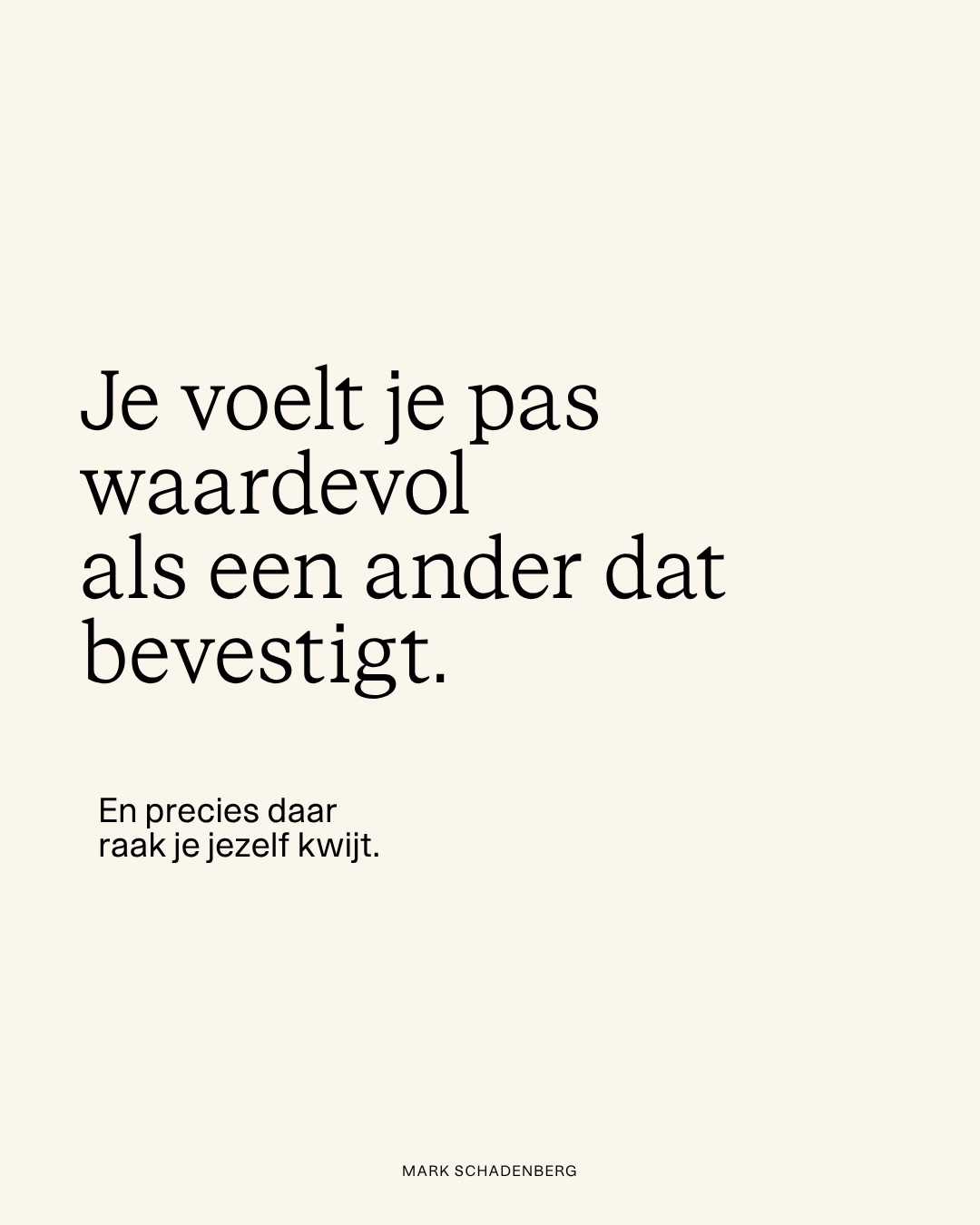 Je denkt misschien dat het normaal is geworden, dat gevoel dat je jezelf pas echt waardevol voelt op het moment dat een ander dat bevestigt, dat je even kunt ademhalen als iemand tevreden is over je en dat er direct weer spanning ontstaat zodra die bevestiging wegvalt.
En dus pas je je aan, voel je vooruit, geef je net iets meer dan eigenlijk klopt, niet omdat je dat wil, maar omdat het ooit nodig was om liefde te voelen, om verbinding te houden, om het veilig te houden.
Alleen ergens onderweg ben je jezelf daarin kwijtgeraakt, en hoe langer je dit doet, hoe moeilijker het wordt om nog te voelen wat van jou is en wat niet, wat je echt wilt en wat je bent gaan doen om het voor anderen goed te houden.
Echte vrijheid begint op het moment dat je stopt met wachten op toestemming van buitenaf en langzaam weer leert staan in jezelf, ook als het spannend wordt, ook als niemand je bevestigt, ook als je voelt dat je iets anders te doen hebt dan wat je altijd hebt gedaan.
En dat is geen inzicht, geen snelle verandering, maar een proces, een reis terug naar jezelf waarin je leert voelen, blijven en jezelf niet meer verlaten op het moment dat het schuurt.
Als je voelt dat dit over jou gaat, als iets in je zegt dat je hier niet langer in wilt blijven hangen, dan is dit precies het werk waar “De Vrije Vrouw “ jaarprogramma over gaat.
Het jaarprogramma start op 1 mei, en daarin ga je stap voor stap terug naar jezelf, niet door harder te werken, maar door los te laten wat nooit van jou is geweest en weer te gaan staan in wie je werkelijk bent.
Je hoeft niet langer zo te blijven leven, maar je mag wel kiezen.
Comment “VRIJ” en ik stuur je alle informatie in je dm.
#vrouw #pleaser #vrijevrouw #familietrauma