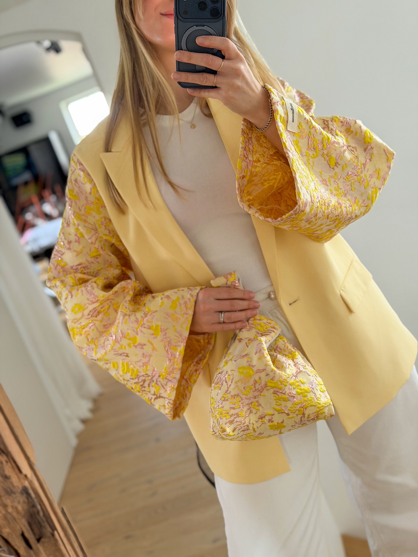 Als je dit leest, heb je geluk! 🤭 Want jij bent de eerste om deze prachtige handgemaakte stuks nú te shoppen. Van maatje 34 tot 48 💗🐣 Wil je graag stralen op Pasen? Bestel voor woensdag 1 april om 18 uur 🌸🐰
#kimonoblazer #bloemen #outfitoftoday #newdrop #blazer