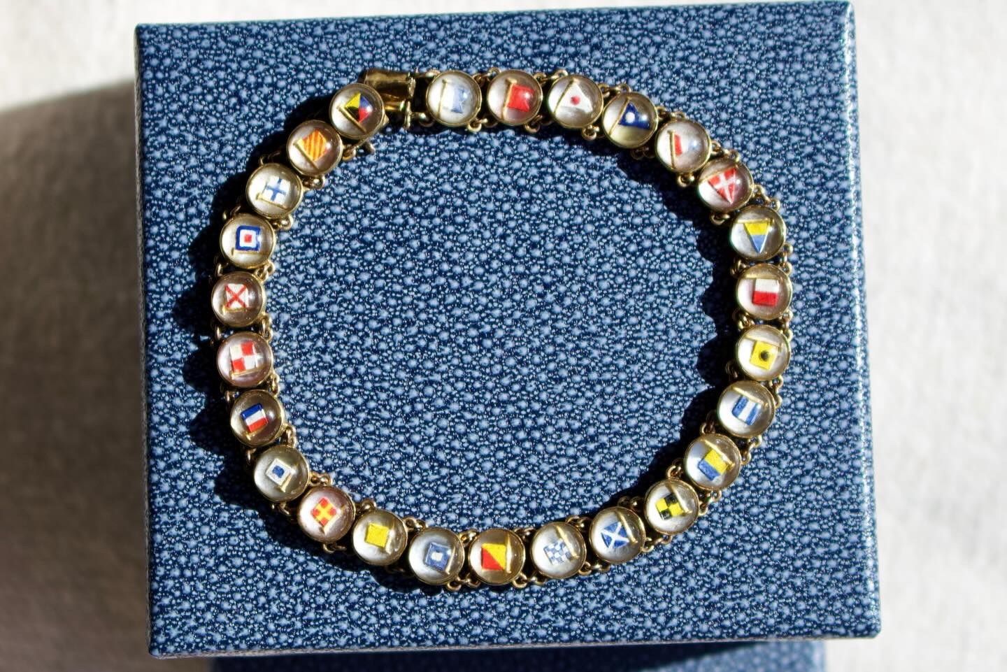 New Arrival 🚩🏳️🚩
Exceptional Edwardian Nautical Flag Essex Crystal Bracelet
The bracelet comprises 26 cabochon-cut rock crystals with the alphabet maritime signal flags to one side. The crystals are mounted in gold, each of which is engraved with the corresponding letters on the reverse. The flags have a mother-of-pearl backing to the centre, making the decoration shine out. The painting is in excellent condition with no deterioration to the design.
English in 15 carat gold circa 1905
20.5cm (8”) in length
Full details on our website 🔗in bio
#nauticalflags #essexcrystal #edwardianfashion #wearableart #antiquejewelryaddiction