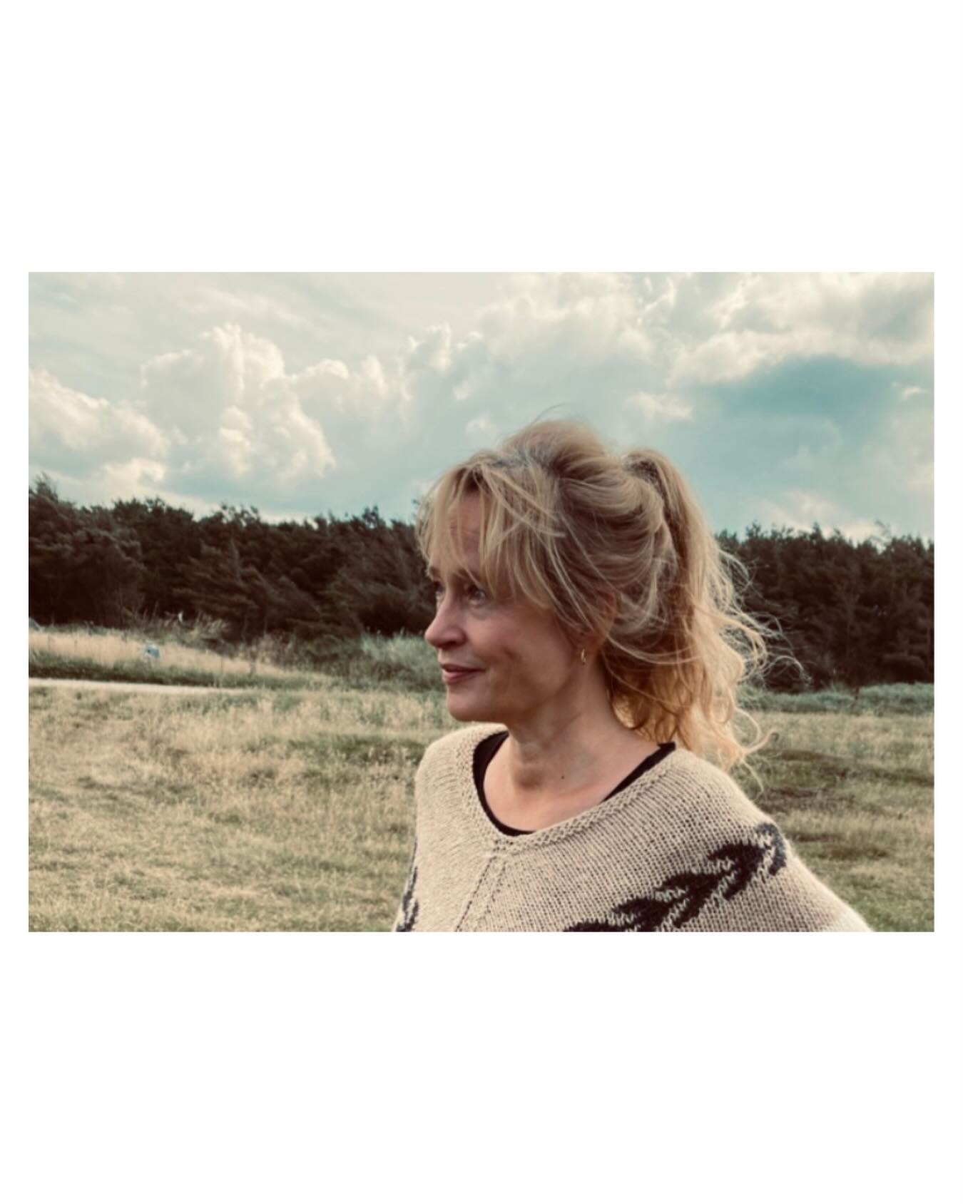 Flimmer…
Jeg oplever det igen og igen: effekten af at møde livets kontraster. De oplevelser giver nemlig input til at se på sit liv med andre øjne, og det forstærker og skaber klarhed på måder, vi hverken kan læse eller tænke os til.
Senest for mig har det været min gang her på de sociale medier, hvor jeg siden i sommer har betalt for at undgå at se reklamer.
Af en eller anden grund fik jeg den indskydelse, at det var irriterende at betale, så jeg opsagde aftalen – og så skal jeg love dig for, at reklamerne kom tilbage.
To dage holdt jeg ud, og så måtte jeg kapitulere og vende tilbage til min betalingsaftale.
Det var faktisk så voldsom en oplevelse, at det har sat tanker i gang om, hvor meget vi egentlig går og udsætter os selv for – som vi ikke engang er klar over, sådan rigtigt.
Og det er vel også derfor, man taler om vigtigheden af at rejse ud i verden og se noget andet – en kontrast, der kan sætte livet derhjemme lidt i perspektiv.
Det er også forunderligt, hvor påvirkelige vi er. Den oplevelse fik jeg også på mit lille tilbage-trip til reklameverdenen: Jeg blev faktisk fristet til at købe noget, jeg ellers ikke ville have købt.
Det er næsten uhyggeligt at tænke på, hvor indfiltrede og manipulerbare vi er, uden at vide det.
Tænk, hvis du for en periode arbejdede et andet sted, havde nogle andre veninder, deltog i en anden sport eller blot gik anderledes klædt. Hvad kunne det give dig af kontrast og perspektiv?
Det kan jo af indlysende grunde være svært at træde ud af sine forhold på den måde, men du kan jo – ligesom mig – eksperimentere og skabe en kontrast i dit liv ved f.eks. betale dig fra reklamer for en periode - og mærke effekten. Måske bare for en stund.
Et skridt til at mærke, hvor meget flimmer der er i dit liv.
Bare et kærligt input,
Pernille
______________________________________
#strøtanker #livetsperspektiv #klarhed #selvforvaltning