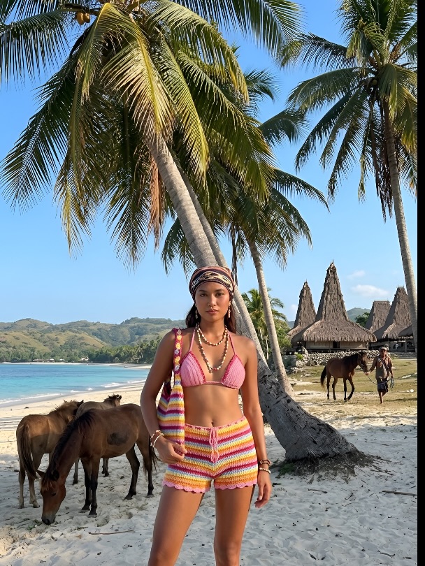 Sun-kissed in hand-crochet hues✨
Lightweight, breathable, and made for endless summer days by the sea🌴💛