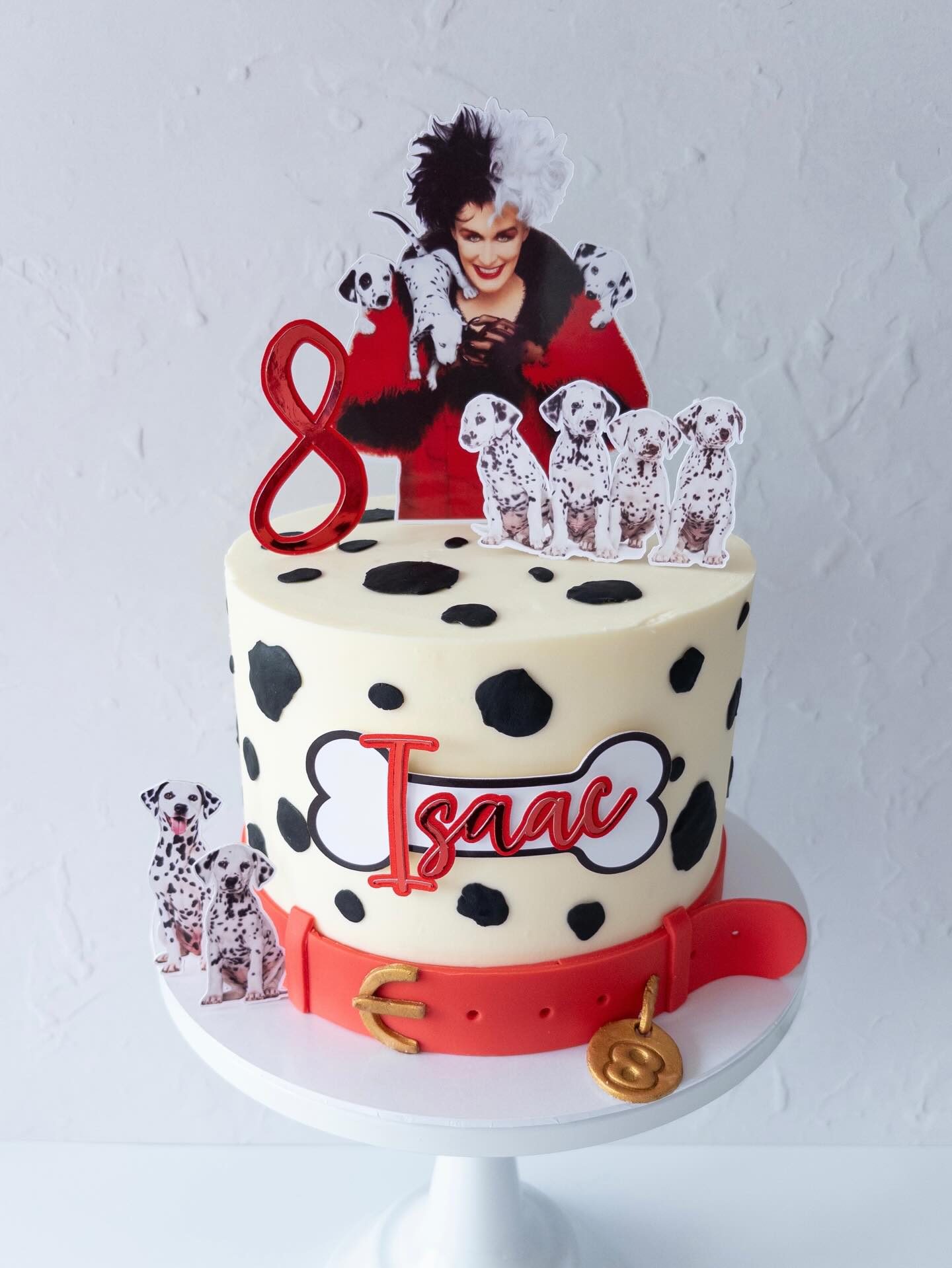 101 Dalmatians was one of my favourite Disney films, despite being mentally scarred by Cruella’s eyes at the end! Aside from that what a pleasure to make for Isaac who actually loves Cruella! ❤️🐶🐾
#101dalmatianscake #101dalmatians #cruellacake #cakesharrogate #bakeryharrogate