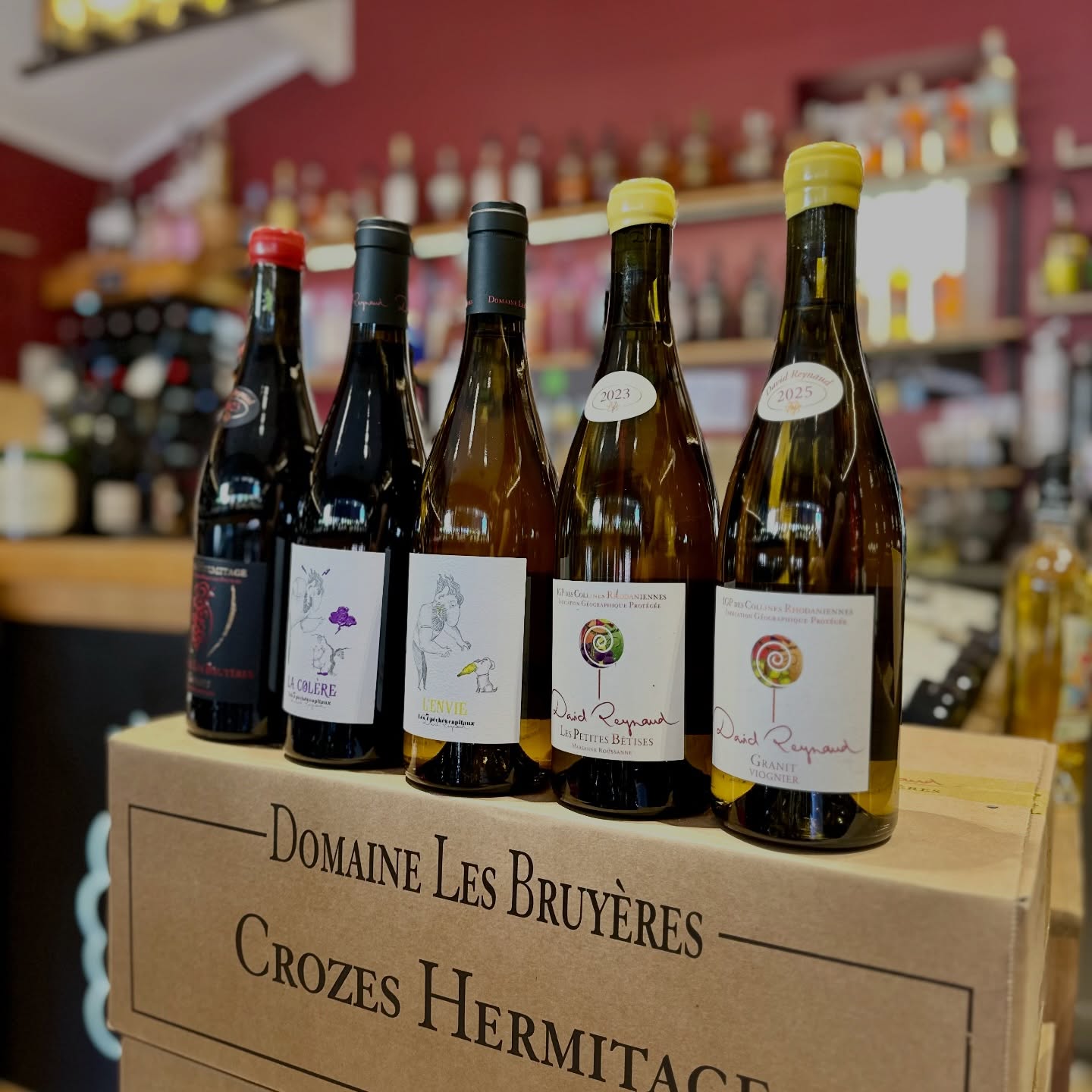 Et biiiiim
Nouveau domaine @lapauleecannes
On part à dans la Drôme à Beaumont Monteux chez David Reynaud du domaine les Bruyères.
On s’était croisés il y a 2 ans sur le @salon_balm grâce a @champagnea.lamblot chez @fondugues
Le hasard a fait que j’ai pu regoûter les vins lors d’un séjour et enfin j’ai pu goûter l’ensemble de la gamme dernièrement à Cannes.
David et Carine font des vins plein de vie et dnenergie comme eux. Des blancs vifs et gourmand, des rouges pleins de fraîcheurs.
On adore la série des 7 péchés capitaux.
Cette année j’ai choisi La Colère et l’envie
Une syrah légère et fruitée à la finale finement poivrée, et une Marsanne pleine d’énergie aux accents d’abricot seché.
J’ai aussi choisi les petites bêtises et le Granit en IGP collines Rhodanienne.
Une marsanne roussanne aux notes de glace au miel (oui j’ai eu cette image ) et granit un Viognier vibrant.
Enfin Georges sur Croze Hermitage élevé en très vieilles barriques.
Un bonbon aux épices douces.
On est en Biody, c’est propre , C’est bon et en plus à des tarifs très abordables
Nan j’aime beaucoup et je suis très très content de voir les vins arriver dans mon humble établissement.
#fiercommeunbartabac
#marcheforville #cannes #wine #winestagram