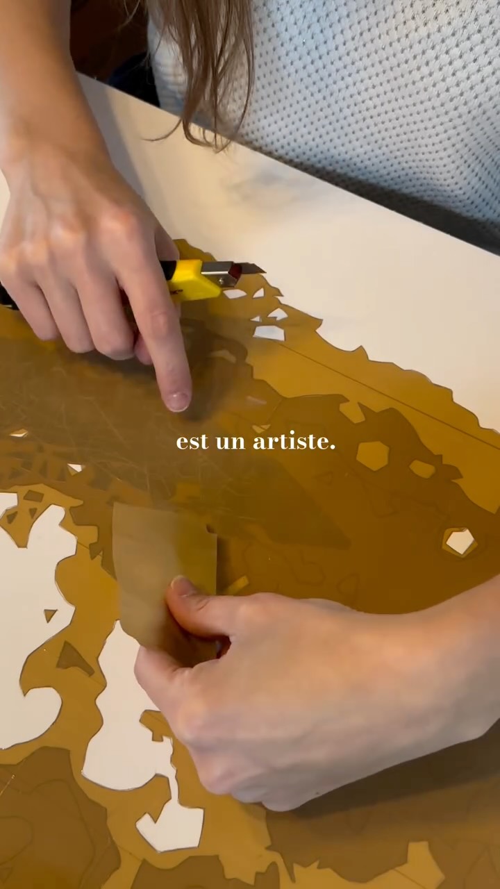 « Celui qui travaille avec ses mains est un ouvrier, celui qui travaille avec ses mains et sa tête est un artisan, et celui qui travaille avec ses mains, sa tête et son cœur est un artiste ».
Saint François d’Assise
.
Parce que faire une œuvre d’art, c’est la penser, l’imaginer, la construire, la faire naître, la faire grandir, y mettre toute son âme, tout son cœur et vous la livrer comme un bout de soi.
.
#artcontemporain #tapeart #art #collage #scotch