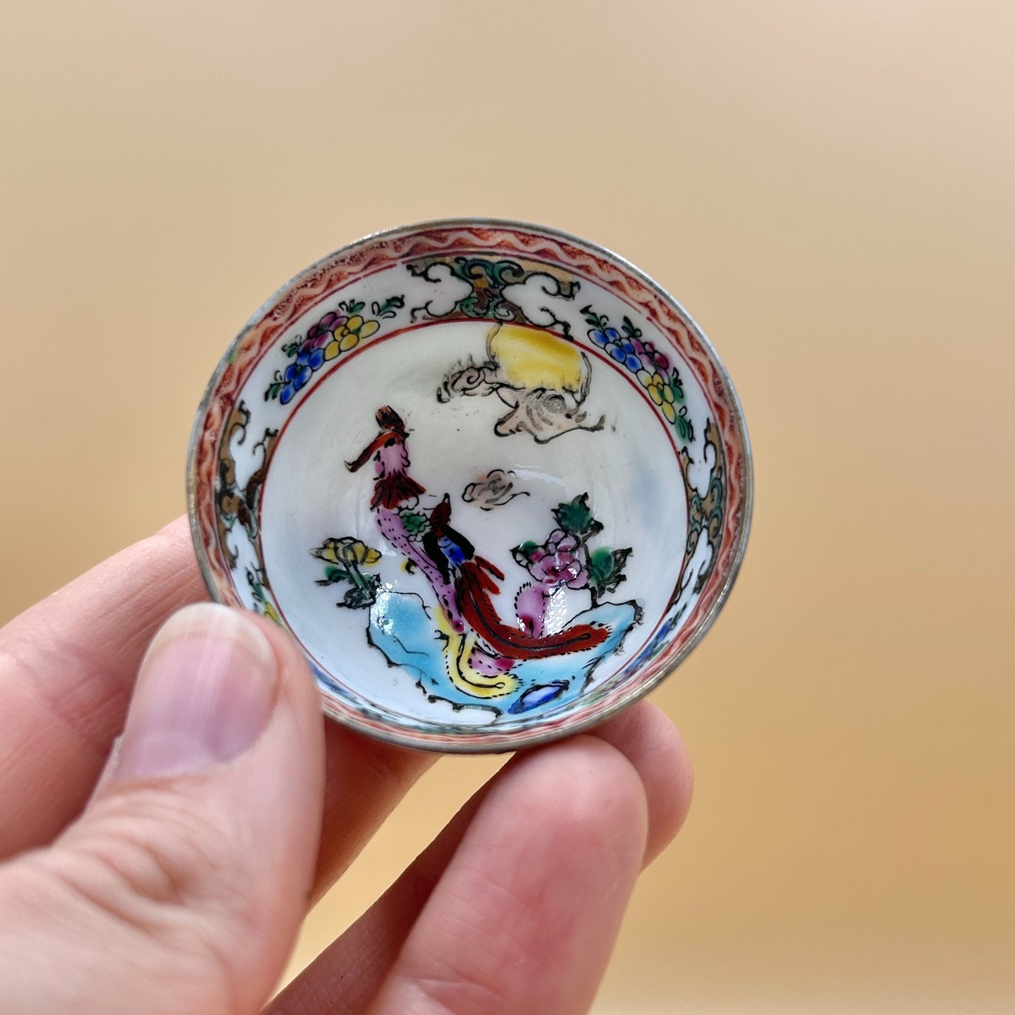 ❌ SPRZEDANA | Czarka gongfu z feniksem, Chiny, lata 80. XX w.
Czareczka z cienkościennej porcelany ozdobiona motywem famille rose z wizerunkiem feniksa.
Feniks (凤凰, fènghuáng) w sztuce chińskiej symbolizuje odrodzenie, harmonię i pomyślność, często będąc emblematem cesarzowej oraz żeńskiego pierwiastka yin. W ikonografii bywa zestawiany ze smokiem, tworząc parę oznaczającą równowagę kosmiczną i idealne małżeństwo. Motyw ten pojawia się szeroko w malarstwie, tkaninach i ceramice jako znak wysokiego statusu oraz ładu moralnego.
Stan idealny.
Poj. 40 ml
70 PLN + 15 PLN koszt przesyłki