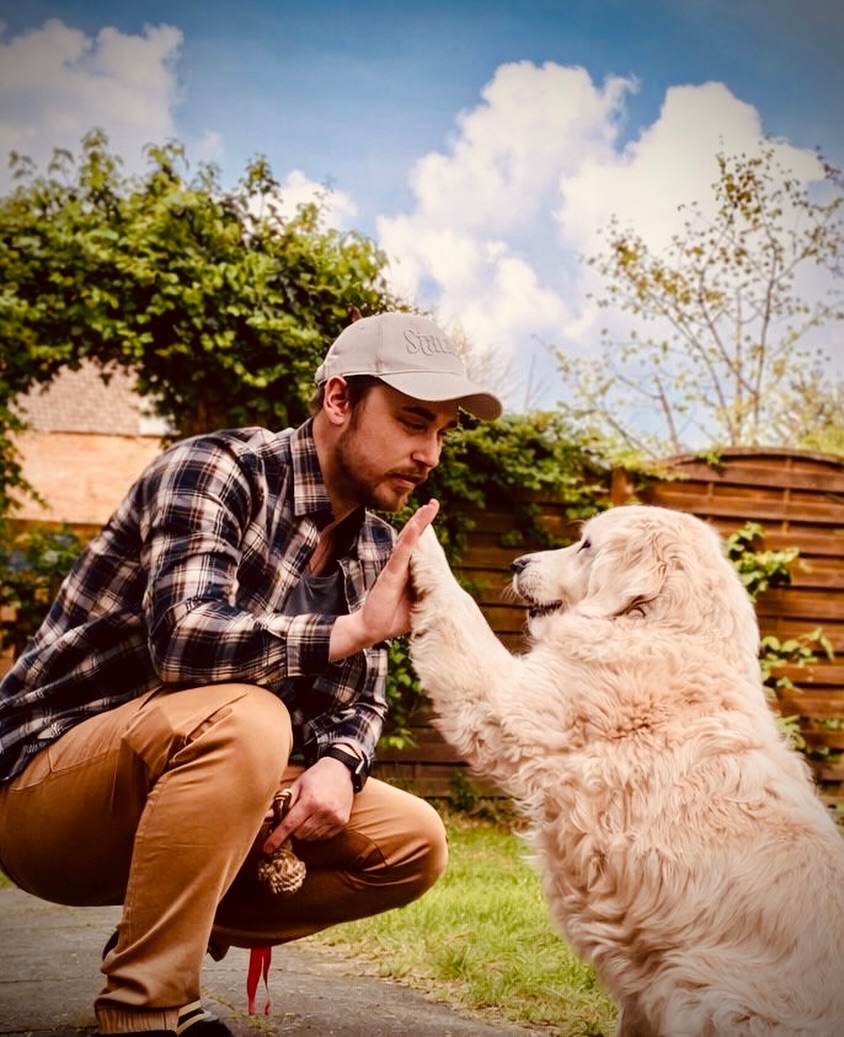 Das ist Simon!
… mit 🐶 Henry ♥️.
Und ja, vielleicht hattest du schon Kontakt zu ihm.
Simon ist Teil des Teams und nun oft der Erste, der deine Nachricht liest, sortiert und vorbereitet. Er arbeitet seit vielen Jahren mit Menschen und hat deswegen ein feines Gespür im Umgang mit anderen.
Mir war wichtig: Wenn mich jemand unterstützt, dann nicht einfach nur organisatorisch, sondern menschlich auf Augenhöhe. Simon kennt mich sehr gut und weiß sehr viel über mich und über OCD.
Mir ist wichtig, dass du weißt: Du bist hier kein Ticket, das abgearbeitet wird.
Simon achtet darauf, dass hier nichts untergeht. So kann ich mich parallel um Content, Workshops und Coachings kümmern und trotzdem für dich da sein.
Und gleichzeitig bleibt klar: Wenn du direkt mit mir sprechen möchtest, ist das jederzeit möglich 🙏💪.
Ich freue mich sehr auf die Unterstützung und tolle Zusammenarbeit mit ihm.
@henrys_golden_life