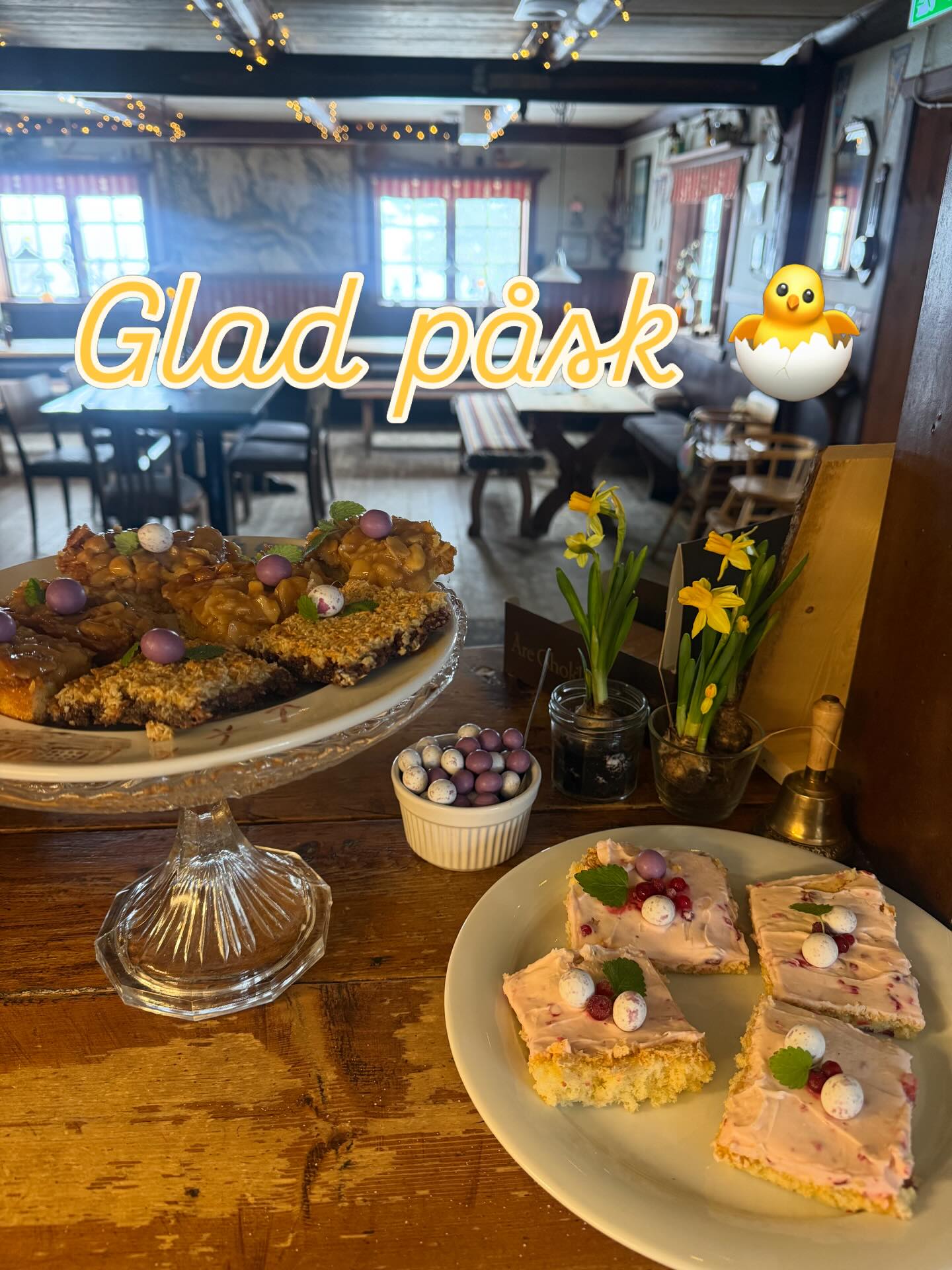 Glad påsk 🐣 önskar vi på Lillåstugan 😊
Varmt välkommen i alla väder alla dagar 11.00 - 15.00 🧇❄️☀️ 🏔️