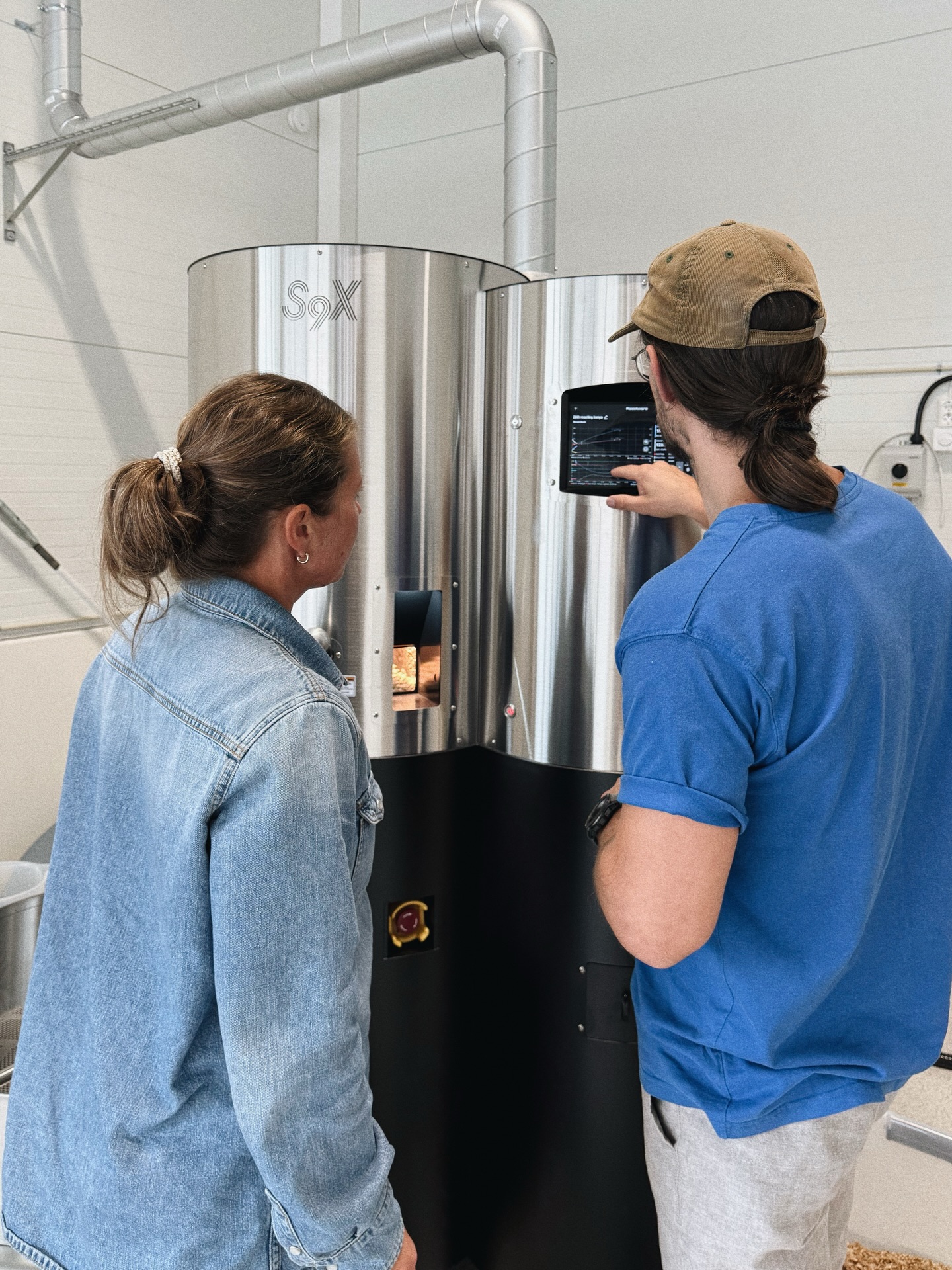 Vi har vært så heldige å få bidra i etableringen av et nytt kaffebrenneri i Kristiansand, i tett samarbeid med Varodd Inkludering, tidligere KSI - en del av Varodd-konsernet og delvis eid av kommunen. Et kaffebrenneri der arbeid, mestring og kvalitet står i sentrum ☕
Mange kjenner Varodd Inkludering gjennom Jobbfrukt, men virksomheten rommer langt mer. Kjernen i Varodd Inkludering er arbeidsinkludering, og hver dag jobber de for å gi mennesker en reell mulighet til å delta i arbeidslivet.
Til brenneriet er det valgt en elektrisk Stronghold S9X – et miljøvennlig og fremtidsrettet alternativ. Maskinen er plassert med god plass til drift, rengjøring og vedlikehold. Kaffen hentes fra lokale brennerier som @carloscoffee_norge og @coradocoffeeroasters, samt fra @nordicapproach. Ambisjonen er å tilby et lite, men nøye kuratert utvalg av høykvalitetskaffe.
Sammen med Julian Stolanowski fra @rrebelcoffeeacademy er det utviklet brenneprofiler som fremhever bønnenes naturlige kvaliteter og gir en kaffe som skaper smil – uansett hvor den drikkes.
📰 Les mer på bloggen vår, via lenke i bio.