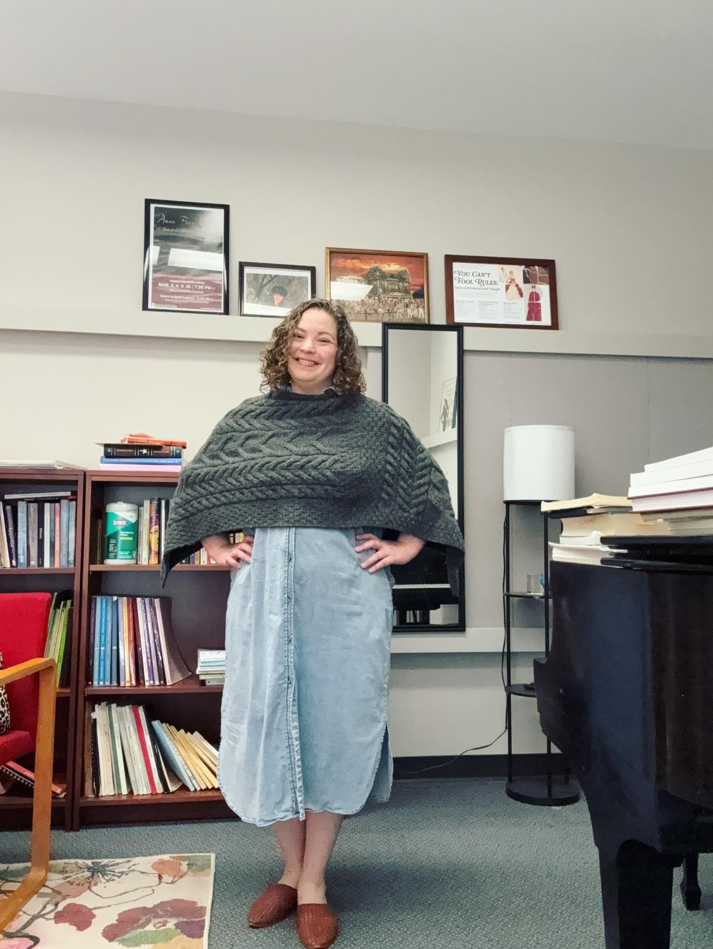 This morning it was simultaneously cold enough and warm enough to wear a sweater cape. Despite my sinuses exploding (and almost immediately having to remove said sweater cape for being too warm) this is bringing me a lot of joy.
#FitCheck #OfficeSelfie #SweaterCape