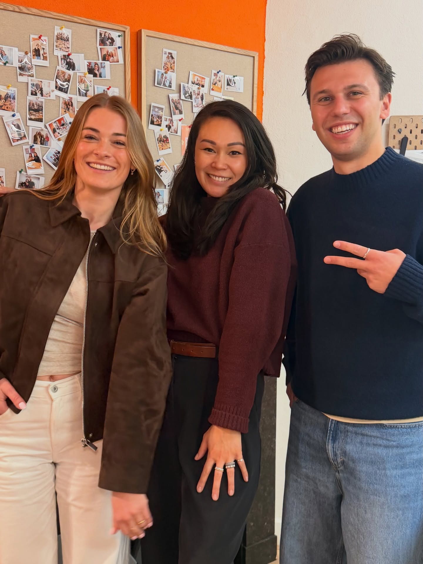 Jaaa, en toen had ik @maikandmarit op bezoek in het atelier 😍😍 Voor Maik & Marit een mooie ervaring om eigen gouden en zilveren sieraden te smeden en voor mij enorm leuk om dit hele lieve stel een introductie te mogen geven van het mooie vak. 🧡 #pinchmemoment #amsterdamguide #workshop #maikandmarit #abcdate