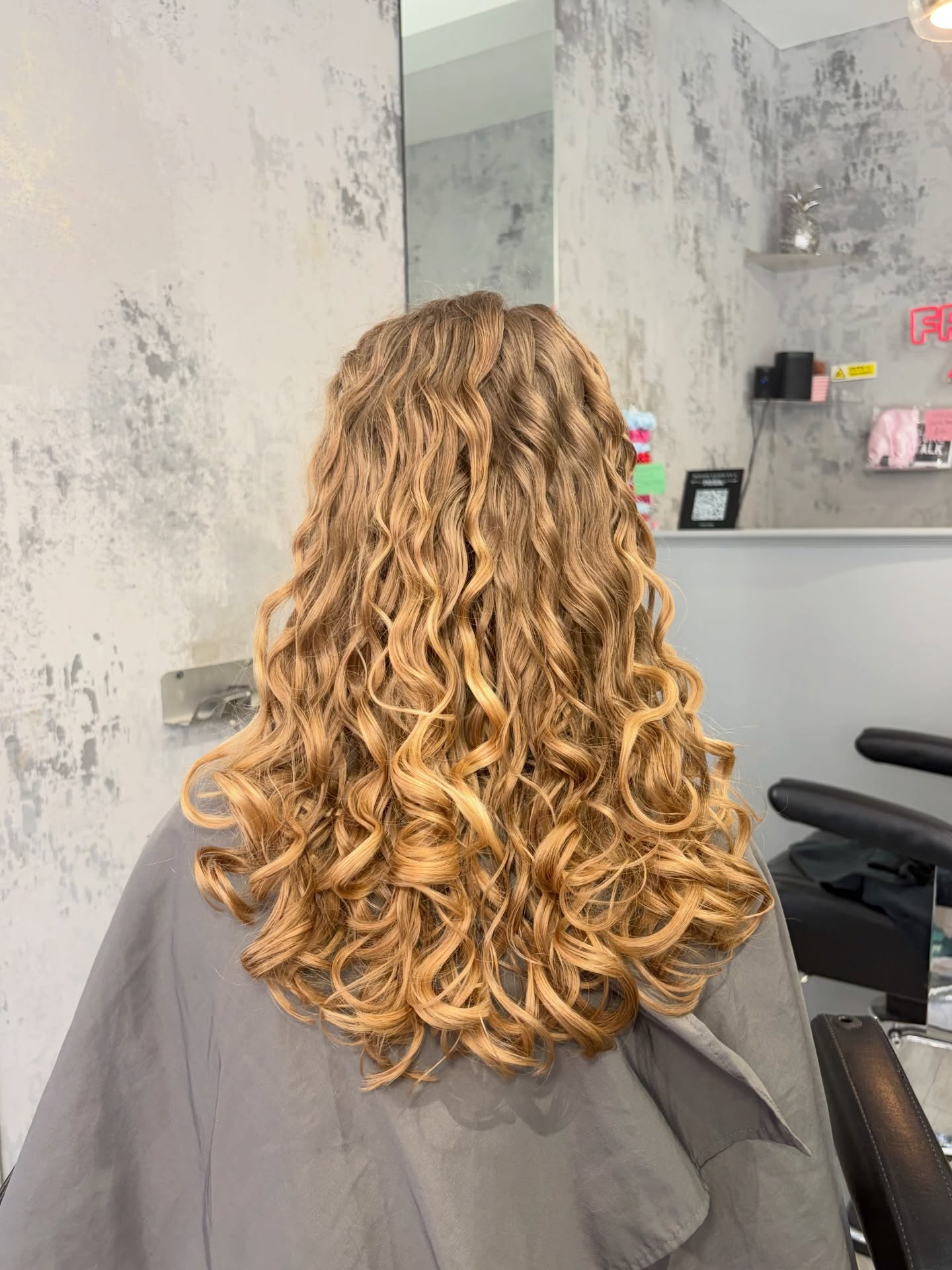 Solo post for this one as i was so obsessed with it! The way her and her mother’s face lit up at the transformation 🥲🫶🏼After years of feeling like her hair was just frizzy and not right we finally found her perfect curl ! Swipe to see her before x
Hair by shakye x
#curltalk #curlyhairspecialist #london #explore #curlyhair