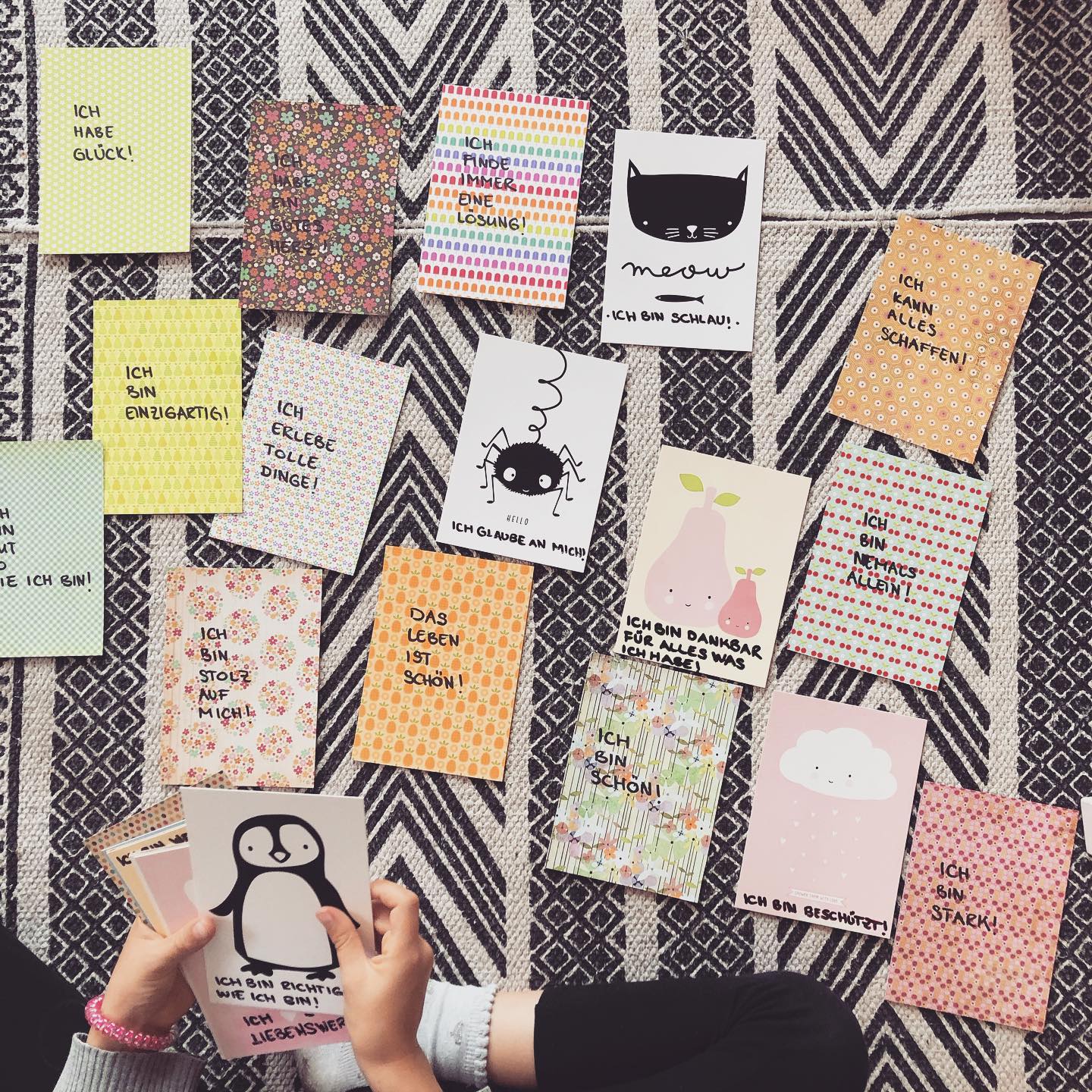 | Affirmationskarten
Affirmationskarten geben Denkanstöße, um die Gedanken in eine positive Richtung zu lenken.
Auf Kinder (und auch auf Erwachsene) können sie eine sehr ermutigende Wirkung haben. Zum Beispiel, wenn das Selbstbewusstsein des Kindes gerade geschwächt ist, es Angst vor einem Stufenübertritt hat oder in der Schule etwas vorgefallen ist und es nicht mehr gerne hingeht. Oder wenn das Kind gerade ein Tief oder eine ängstliche Phase hat und „gedämpfter“ ist als sonst. Dann und bei vielen anderen Situationen oder auch einfach, um mit dem Kind über Gefühle zu sprechen, sind Affirmationskarten ein tolles Hilfsmittel.
Für die praktische Umsetzung kann man vorgängig zum Beispiel drei, vier, fünf Karten auswählen (je nach Alter sind Kinder schnell überfordert, wenn man ihnen eine zu grosse Auswahl lässt). Man kann sie gemeinsam mit dem Kind anschauen und überlegen, welche passt gerade am besten zu ihm oder zu der Situation, in der es gerade steckt? Kinder können unglaublich kompetent sein und lässt man ihnen Zeit, zu überlegen und ihre eigenen Worte zu finden, kommen da vielleicht ganz tolle Sachen heraus. Damit der Satz, der gerade passt, präsent bleibt, kann man die Karte zum Beispiel an den Badezimmerspiegel kleben, im Kindergartentäschli mitgeben, auf dem Nachttisch aufstellen usw. ✨💪🏼
.
.
.
.
.
.
.
.
#affirmationskarten #ermutigung #alfredadler #individualpsychologie #positivity #positivesdenken #gefühlsarbeitmitkindern #mut #lebenmitkindern #lebenmitkind #alltagmitkindern #elternsein #elterntipps #elternschaft #kinderbegleiten #gefühleernstnehmen #parenting #maman #mamansuisse #momof3 #mami #mama #elternleben