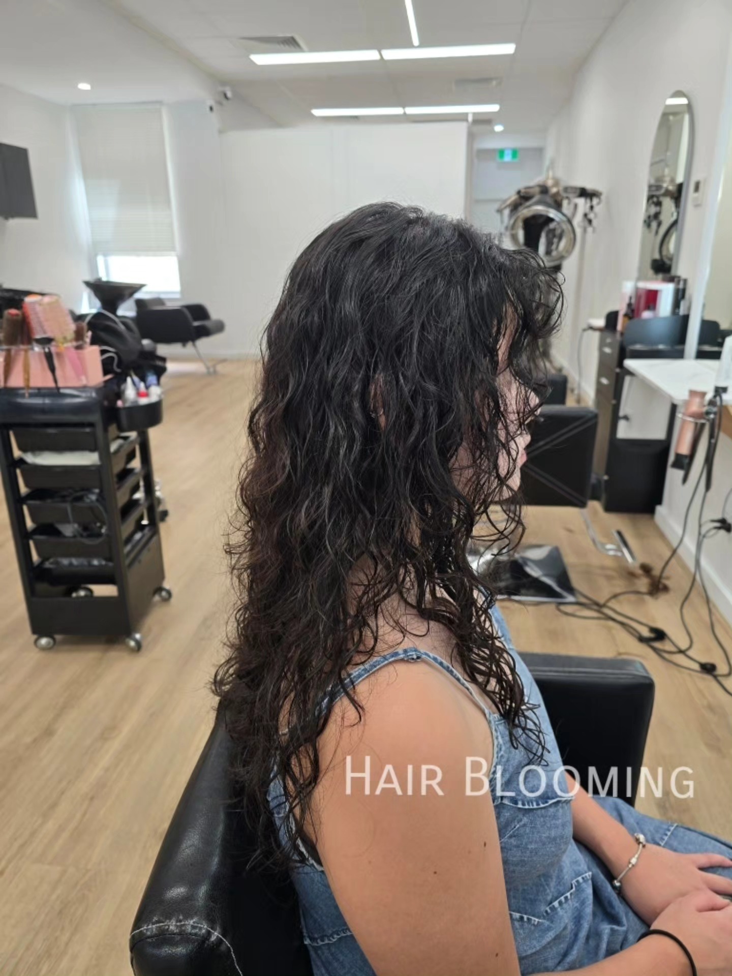 💜Hippie Perm💜
Soft waves with a touch of charm ✨
Our signature long hippie perm – light, bouncy, and effortlessly chic.
Perfect for those who love a little texture and a lot of personality 💕
Let your hair do the talking — DM to book!
.
.
.
.
#HippiePerm #AdelaideHair #ChicAndCute #HairWithPersonality #NaturalWaves #HairBloomingVibes #adelaidehairsalon #koreanhairstyle #FreshShair #hairdresserinadelaide
#hairbyalice #asianhairperm