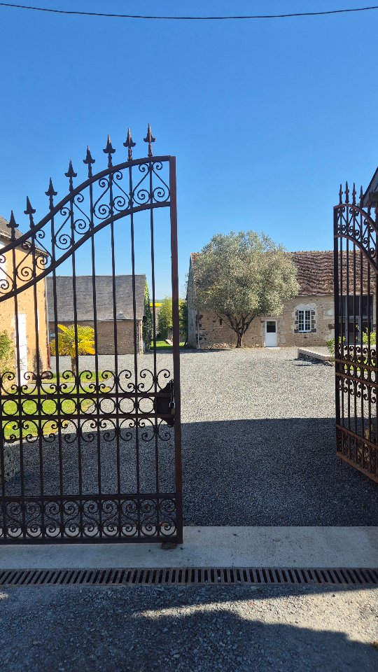 "On a l’impression d’être partis en vacances"
C’est ce que m’ont dit mes invités du week-end. C. avait loué le domaine pour les 60 ans de son papa et le lieu les a conquis comme vous tous qui croisez le chemin de Grillemont.
J’en parle moins mais sachez que le gîte est disponible sans la grande salle pour vos réunions de famille 🌿
Lien de réservation disponible dans ma bio 🗒