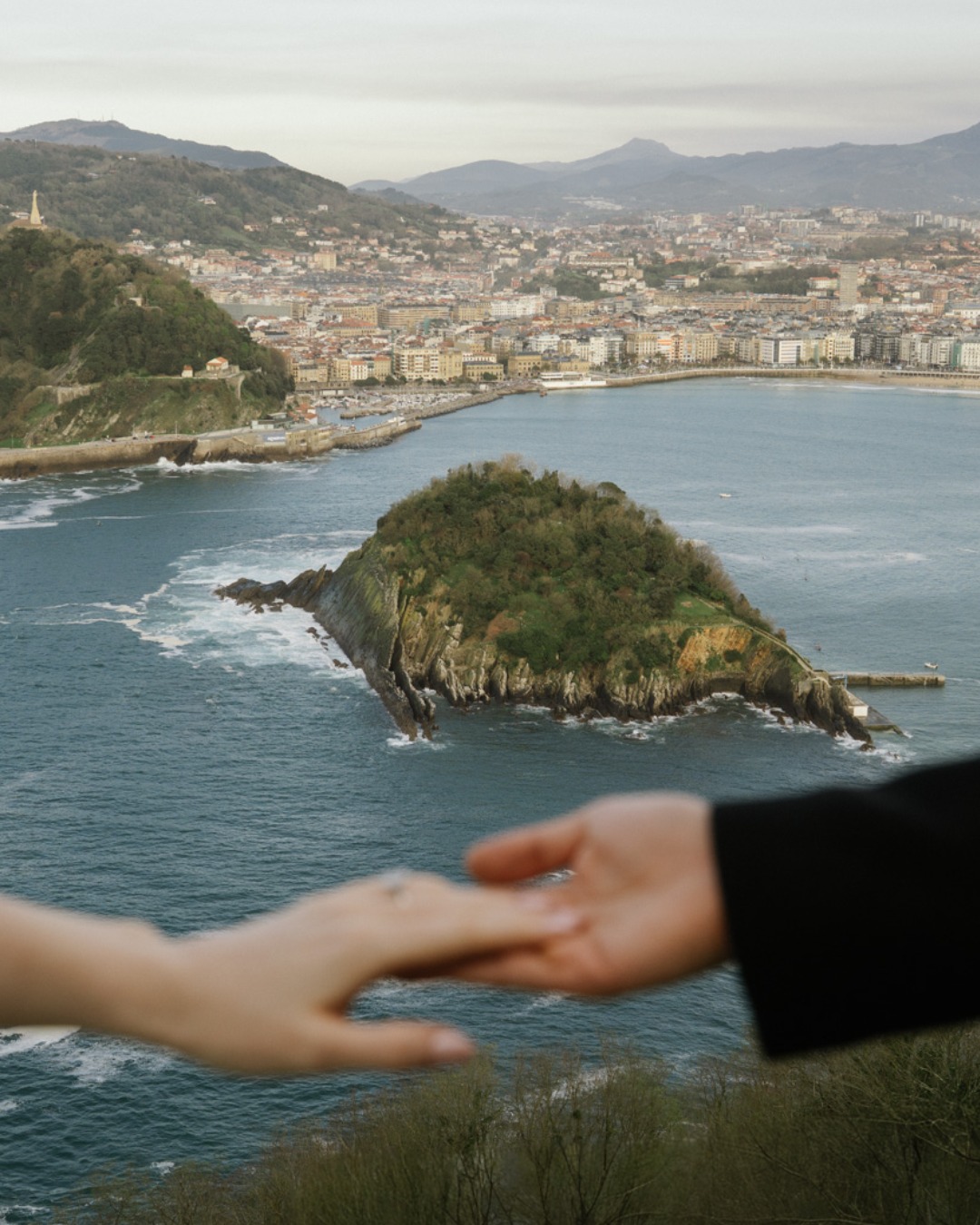 Caught this magical moment in San Sebastián 💍✨
They flew all the way from Liverpool, and I got to capture his big surprise at Monte Igueldo, sunset, ocean views, and pure love everywhere. She had no idea. He was nervous, and then… the perfect “yes.”
Swipe through the session and check out the full session on the blog, it’s too good not to share! 📸
#BasqueCountry #Proposal #Engagement #SanSebastian #MonteIgueldo #LoveStory #DestinationLove #CoupleGoals #WeddingPhotography