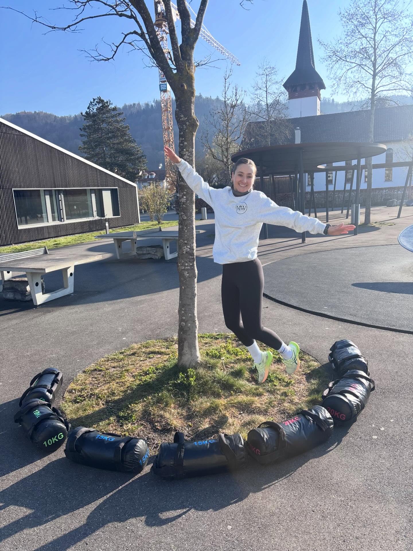 Kurzes Update vo mir 💛
Ih wirde am 15.04 ä chline medizinische Ihgriff ha u bi drum für kurzi Zyt nid ganz so presänt wie schüsch. Bootcamps loufe witer - ih ha top Ungerstützig organisiert. Doris u Angelika wärde euch zum schwitze bringe. Lueg dr Stundeplan uf Sportsnow.
Danke für Verständnis u de freue i mi näh wieder mit voller Energie zrügg dörfe si! 💪🔥