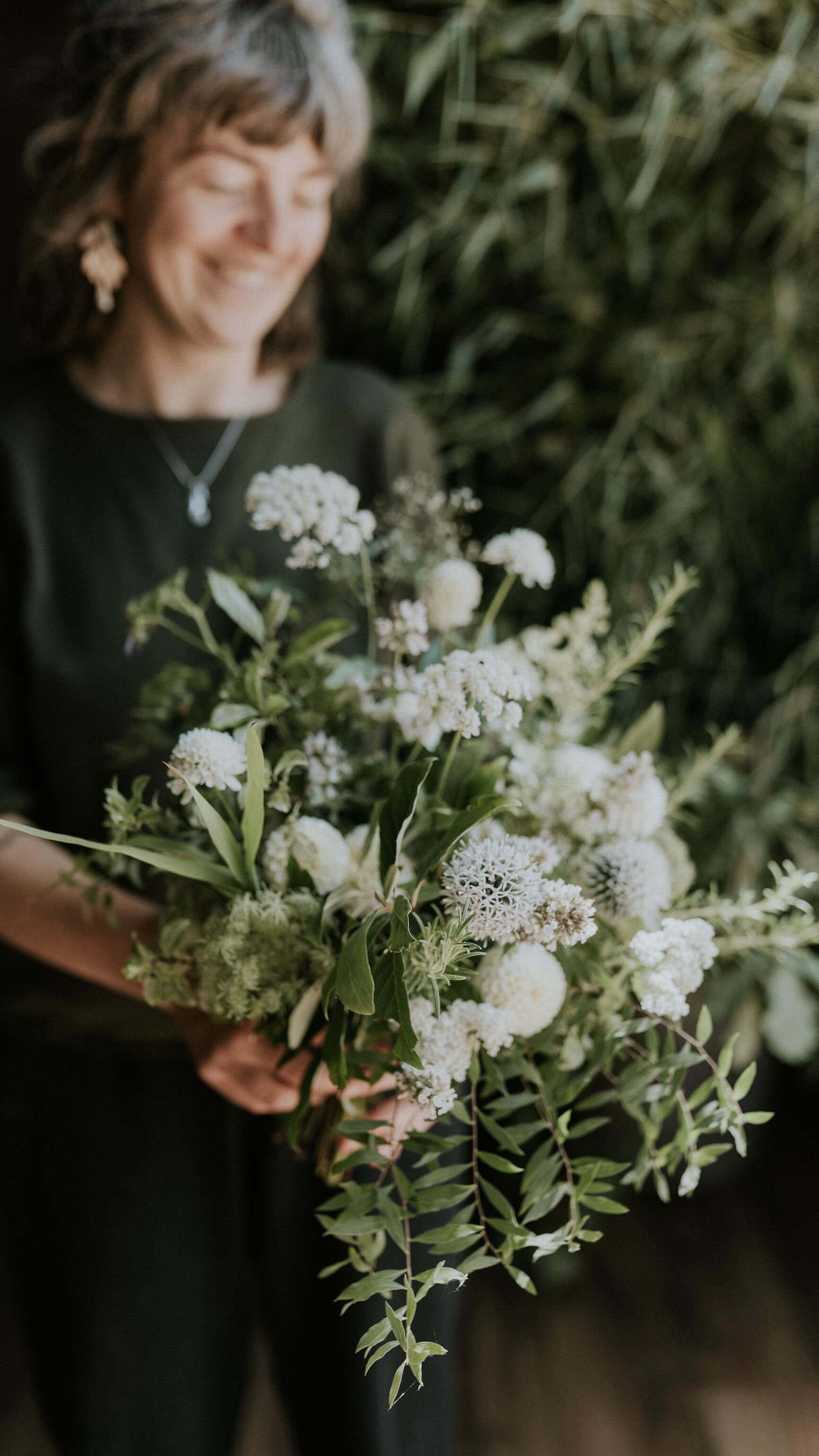 Bye bye snow, hello flowers 🌸
La saison enneigée touche à sa fin pour laisser place aux beaux jours.
Entre la grandeur des montagnes en hiver et la douceur de la campagne normande en été, j’ai trouvé ces dernières années un équilibre qui me ressemble vraiment.
J’espère qu’il durera… et surtout, je vous souhaite à tous de trouver le vôtre. Même (et surtout) s’il ne ressemble à aucun autre.
🌸 Pour la saison des fleurs qui arrive, quelques infos :
• 28 avril : Journée des éco-fleuristes → encore quelques places dispos
• Mariages 2026 : presque complet (quelques dates restantes fin juin, mi-juillet et octobre)
• Workshop de mai : complet
• 22 & 28 juin : journée “atelier floral” à la ferme (pour particuliers) → ça vous tente ? 😁
#fleursdesaison #ecoflorist #slowflower #fleursfrancaises #floraldesign