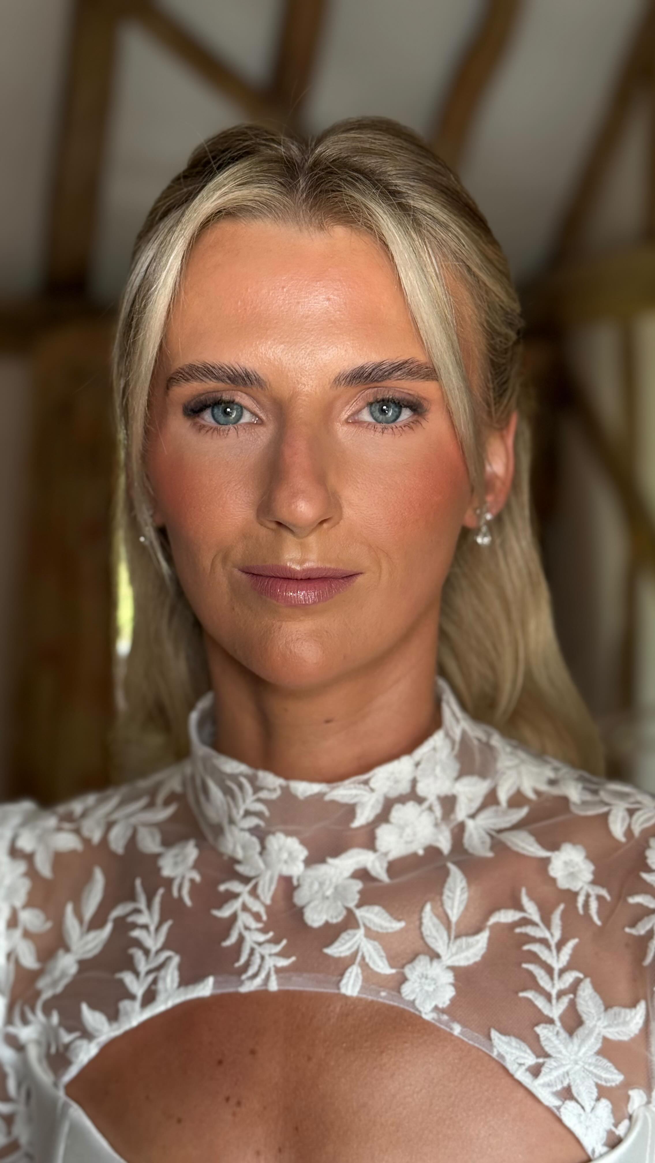 Is this me, or is Liv giving effortless Chelsea energy…and a dress that honestly deserves its own moment?! 😍
WOWZA!
A reminder that bridal makeup doesn’t have to be heavy or overdone to feel unforgettable, it just has to feel like you.
To my 2026 / 2027 brides… if this vibe and look is a bit of you, then I’ve got you girlie!✨
BRIDE: @livpiper_
HAIR: @leannehopkinsbridalhair
DRESS: @divineatelier @missbushbridal
FLOWERS: @arabellafloral
#bridalmakeupuk #2026bride #sussexbride #naturalbridalmakeup #brightonmakeupartist
