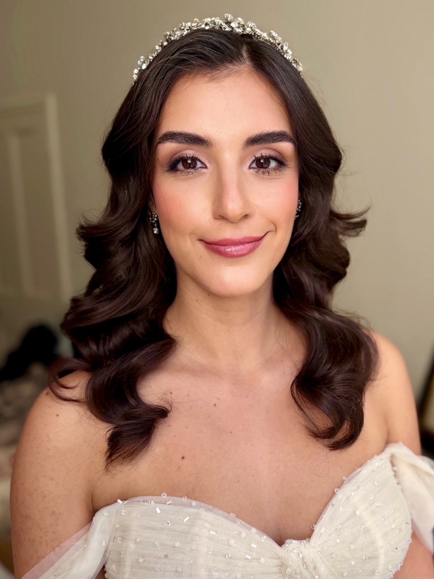 Last week at Islington Town Hall in London, I had the absolute pleasure of transforming this beauty for her special day. We embraced her natural features and elevated them effortlessly — taking her frizzy curls to soft, bouncy, polished waves, and enhancing her already beautiful complexion with glowing, radiant makeup that truly shone from the inside out.
You can see how different sources of light transform the makeup and showcase that gorgeous, dewy glow
Thinking of having your makeup done for your wedding but don’t have time for a trial? We can arrange a video call to go through every detail — just like I did with this gorgeous bride who lives abroad and came to London for just a few days to get married 🤍
Effortless, modern, and completely her ✨
#LondonMakeupArtist #LondonHairStylist #DestinationWedding #BridalBeauty #SoftGlam