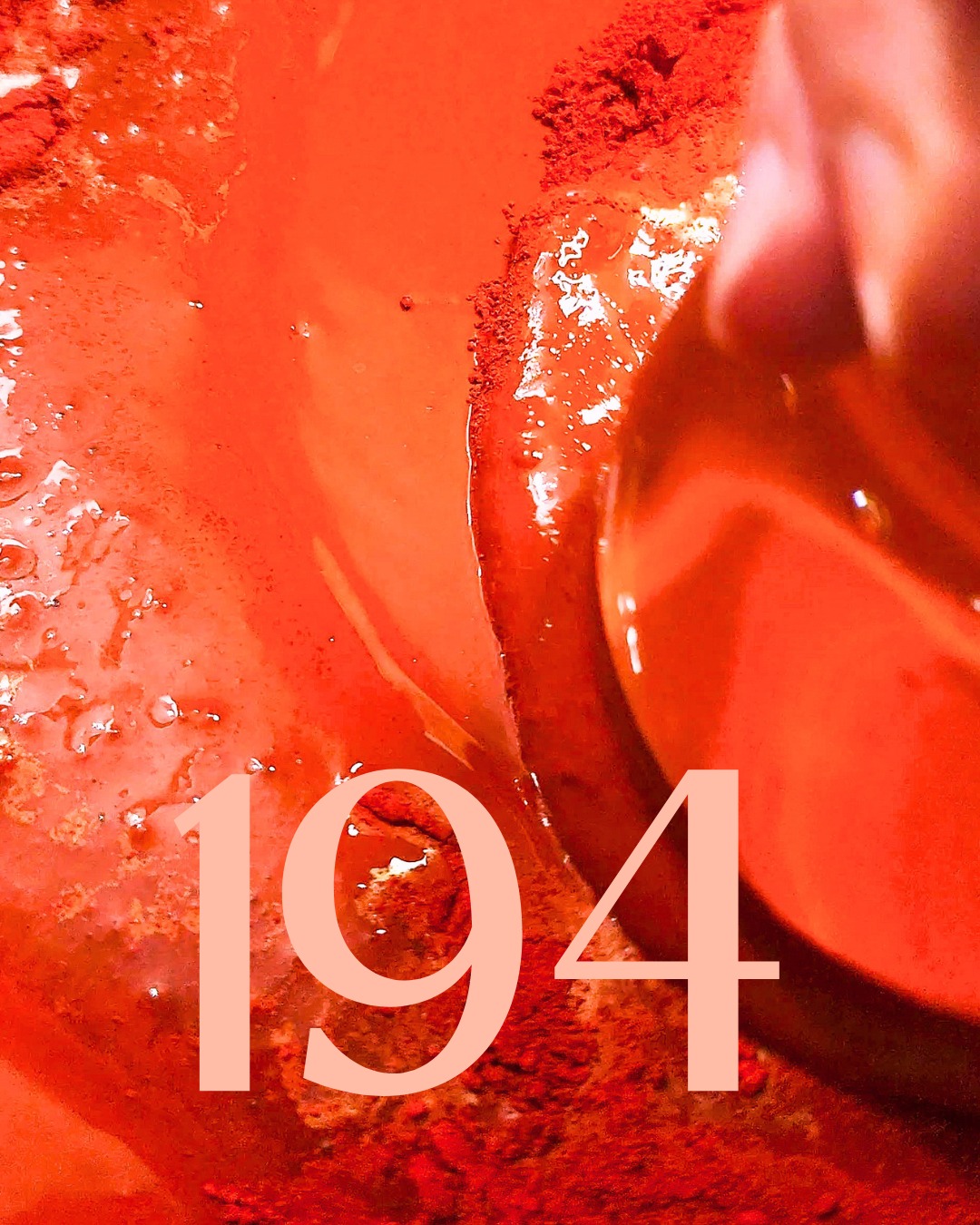 Je vous demandais combien de couleurs vous pensiez qu'il fallait que je prenne avec moi pour le marché @beaucommun , et bien voilà , nous sachons maintenant! j'aurais avec moi 194 couleurs disponibles à l'unité, joliment disposé dans mes petits présentoirs (si vous avez suivi les story de l'arc-en-ciel, vous savez, si vous n'avez pas suivi, attendez quelques jours 😁 )
194 couleurs, c'est des années de travail, je l'oublie souvent mais ça m'a frappé hier quand je me suis rendue compte que entre le début de la production des dernières collection et leurs sorties il y avait 4 mois! Et en effet, certaine couleurs encore en stock ont été produites en 2020 !!! Ça fait donc quasi 6 ans quelles sont avec moi! c'est incroyable! (le temps passe vite xD)
Bref, un max de couleurs et de paillettes pour nos petits yeux, sachez aussi qu'il me manquait un peu de place dans les plateau et qu'on est pas à l'abri que ce nombre augmente + IL EST ENCORE TEMPS de me demander d'apporter une référence en particulier, en DM ou en commentaire!
Pensez à me dire si vous passez ce week-end, je vous préparerais un petit quelque chose de spécial!
Rendez-vous Samedi 11 & Dimanche 12 Avril 2026
au Quartier Général
71 rue de la Fontaine au Roi - Paris 11e
Samedi 10h-20h / Dimanche 10h-19h
Entrée gratuite