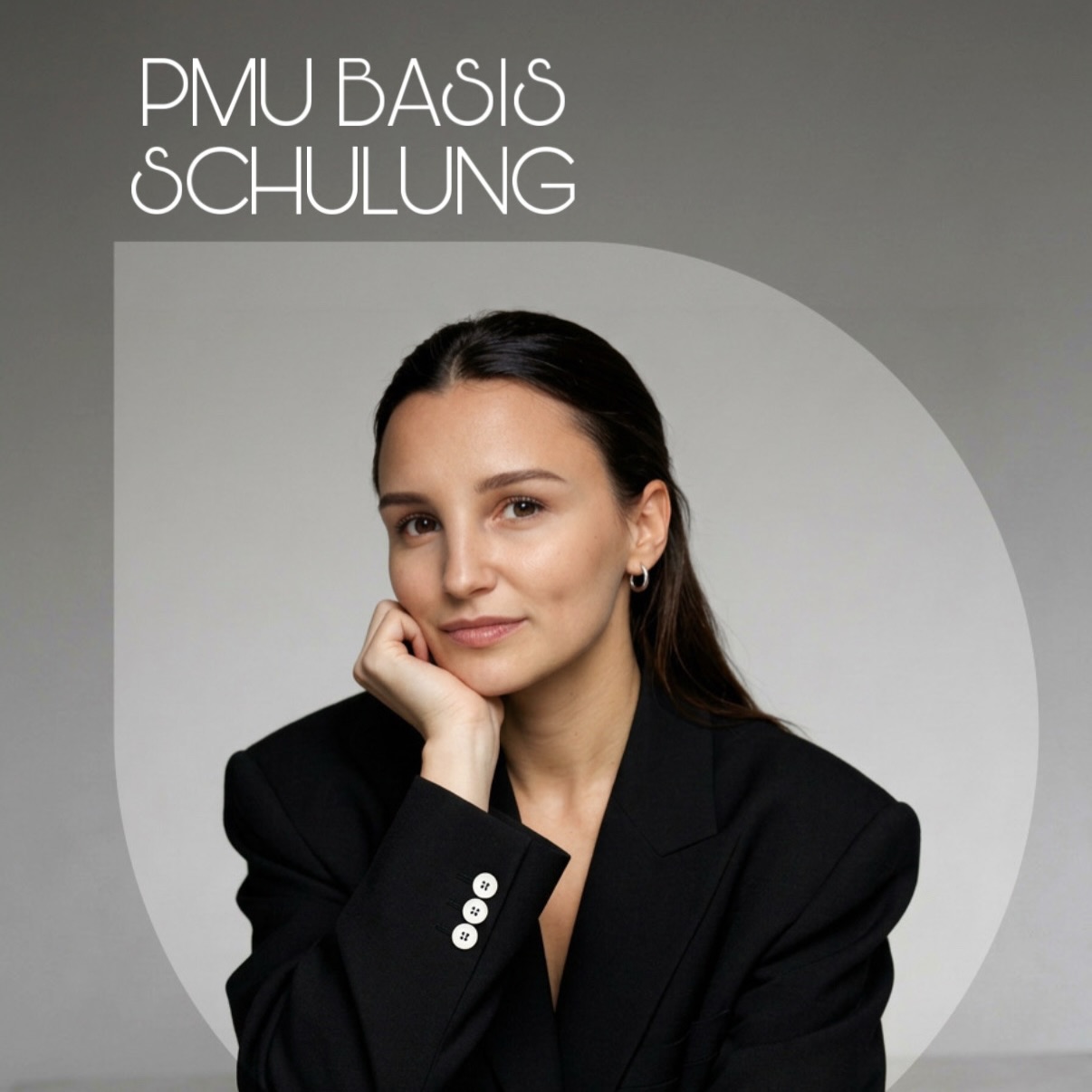 Die meisten PMU Fehler entstehen lange bevor die Nadel die Haut berührt.
Viele lernen einfach drauf los zu arbeiten –
ohne wirklich zu verstehen, was in der Haut passiert und was sie da genau in die Haut einarbeiten.
Und genau da liegt das Problem.
In meiner Basisschulung geht es nicht nur darum,
wie man pigmentiert.
Du verstehst:
• wie Haut reagiert
• wie Pigmente sich verhalten
• wie tief du wirklich arbeiten musst
• wie man langfristig schöne Ergebnisse erzielt
Wir starten mit Theorie,
gehen dann gezielt in die Praxis auf Latex,
und erst wenn das sitzt,
arbeitest du am Modell – unter meiner Aufsicht.
Ich greife ein, korrigiere und begleite dich.
—
Ich arbeite jeden Tag am Kunden und bringe dir fundiertes Fachwissen bei.
Die Ausbildung befähigt dich zur Selbstständigkeit in Österreich, Deutschland und der Schweiz.
—
Wenn du PMU richtig lernen willst –
nicht halb, nicht oberflächlich –
dann ist das hier für dich.
die Plätze sind streng limitiert
für Infos schreib mir 📨