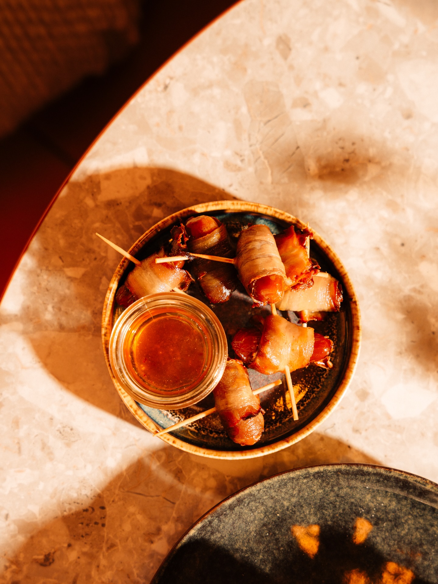 ¡DÁTILES CON BACON! 🇪🇸🥓
——
Tapas-Vorstellung - Part 33: Datteln im Speckmantel! Absoluter Klassiker der spanischen Tapas-Kultur. Gleichzeitig auch bei uns ein Dauerbrenner. Für den Extra-Kick reichen wir noch zu den Datteln ein Töpfchen Chili-Honig! Yes! Olé!
la vida es ahora, no más tarde. 🫦🍸🍹🌵
¡hasta ahora! 💋
• PALOMA LOLA - bar de tapas
• Ochsenstraße 1, 48529 Nordhorn
_______________
#palomalola #tapas #cocktails #restaurant #bar