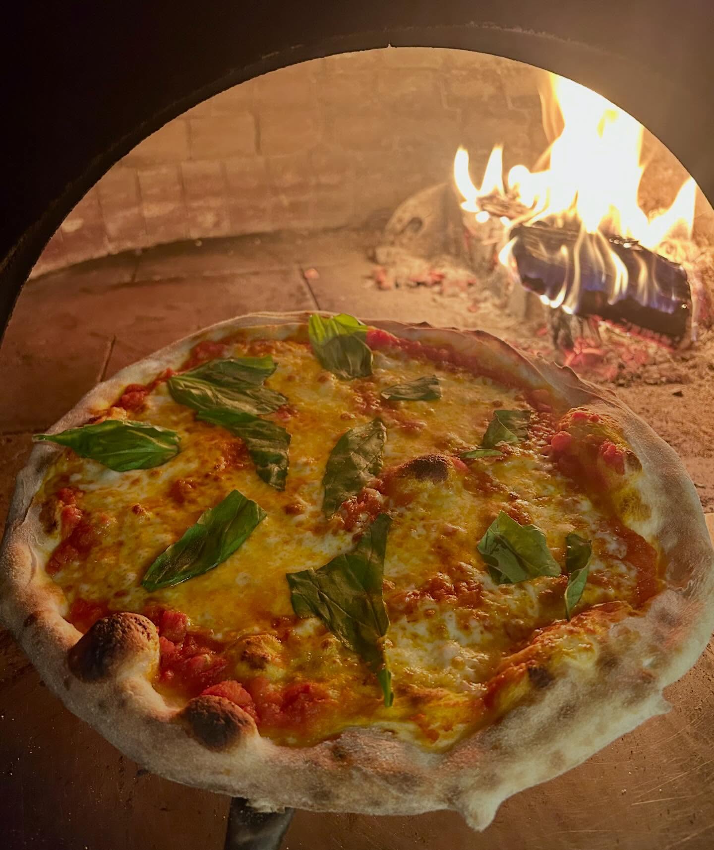 A classic Margherita finished with fresh Basil 🧀 🍅 🌿 🍕 🔥 🪵 #pizza #surrey #foodie #instafood