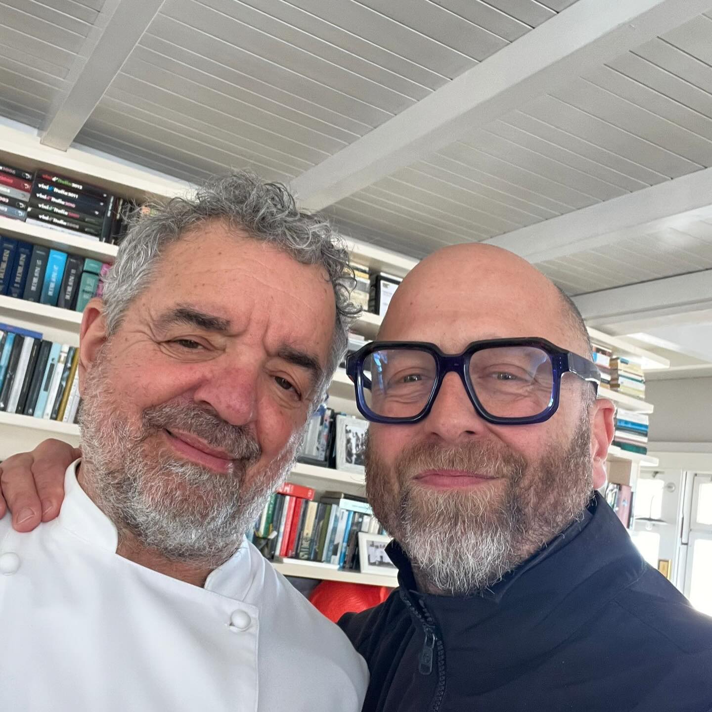 Invitato dalla cantina @marchesiantinori al ristorante dello chef Uliassi.
Un’esperienza che lascia il segno.
“Esci da lì e ti rendi conto di non saper far nulla.”
Ma è proprio da lì che parte tutto.
Dalla consapevolezza del livello che si può raggiungere,
dalla ricerca continua, dallo studio, dalla cura maniacale di ogni dettaglio.
Dietro ogni piatto c’è sacrificio, precisione, visione.
E la voglia di tornare in cucina
con ancora più fame di crescere.