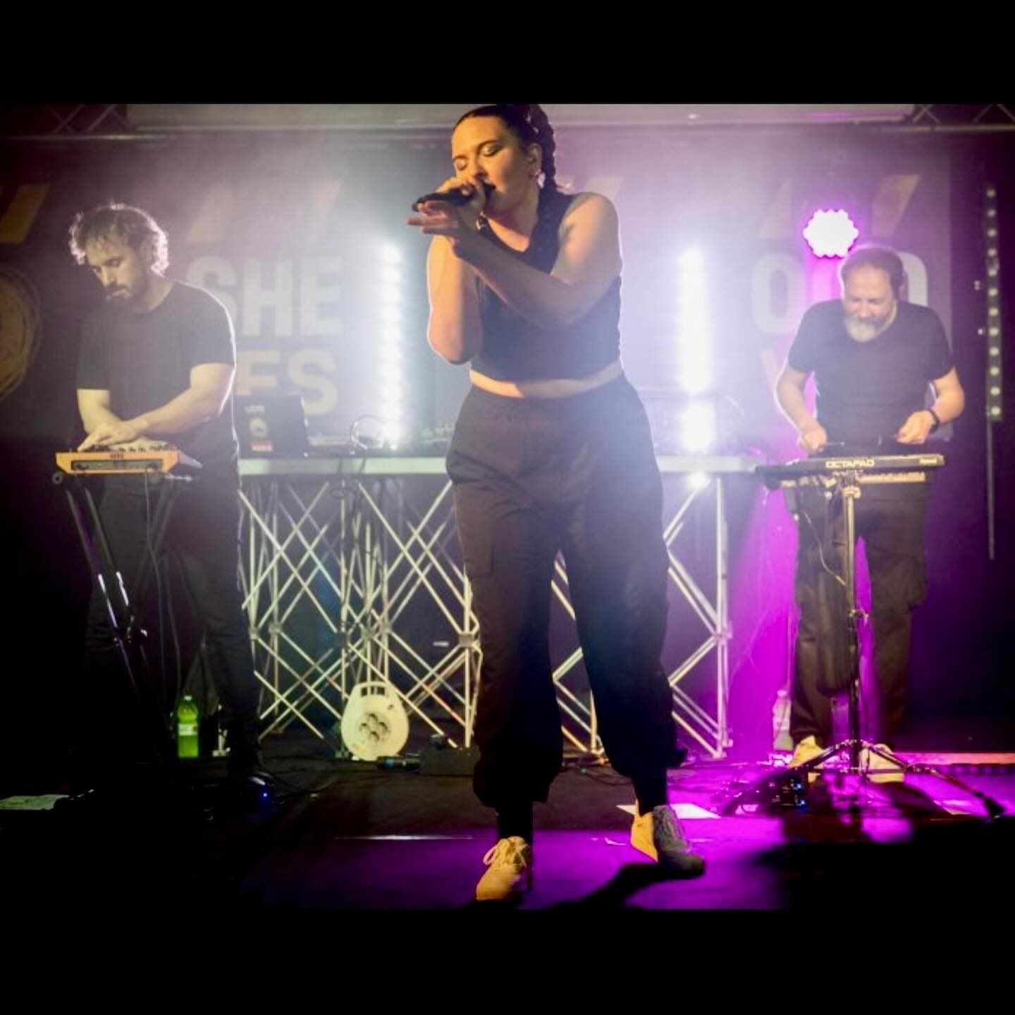 Last night I went to @sherwood_festival like every year growing up, but this year @annabitmusic was on stage, bringing there all the music I’ve been producing these last years! It was crazy to see all the people dancing to it, and the performance was fire! Thanks to Anna for making it possible and @alemeneghini___ @al_berth_ to make it alive 🌪️