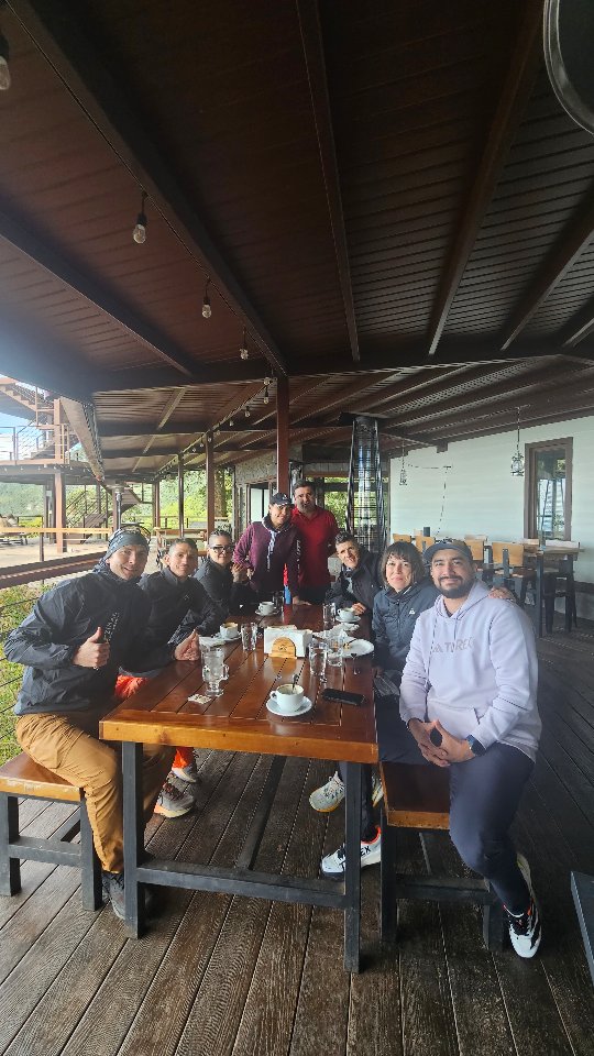 Boquete se convirtió en el escenario de una increíble experiencia de running de montaña, y nos llena de orgullo haber formado parte de este gran evento como uno de los puntos de apoyo para cada corredor del Ultra Panamá Trail Series 2026.
Cada participante atravesó distintas fincas rodeadas de impresionantes paisajes, naturaleza exuberante y el verdor característico de nuestras montañas, acompañado de un clima espectacular. Sin dejar de mencionar lo desafiante de cada ruta, la adrenalina de superar cada ascenso y la emoción de llegar a la meta.
Esta experiencia demostró que, en medio de la naturaleza y la convivencia con sus animalitos, también se pueden vivir momentos mágicos de conexión, disfrutar amaneceres llenos de buena vibra y sentir la verdadera pasión por el deporte de montaña.
Fuimos uno de los puntos más exigentes en las rutas de 42K y 80K, donde el ánimo, el apoyo y la energía positiva fueron fundamentales para que cada corredor, tanto nacional como internacional, se sintiera seguro y disfrutara al máximo su recorrido.
Gracias a cada participante, colaborador y organizador que hizo posible este evento, dejando grandes experiencias y el deseo de seguir visitando el hermoso pueblo de Boquete, hogar de nuestro majestuoso Volcán Barú, el punto más alto de Panamá.
Gracias también por respetar cada espacio brindado y por compartir esta pasión por el trail running y la naturaleza, demostrando que juntos podemos crear experiencias inolvidables para cada visitante.
#ultrapanamatrailseries #boquete #chiriquí #panamá #running @ultrapanamatrailseries