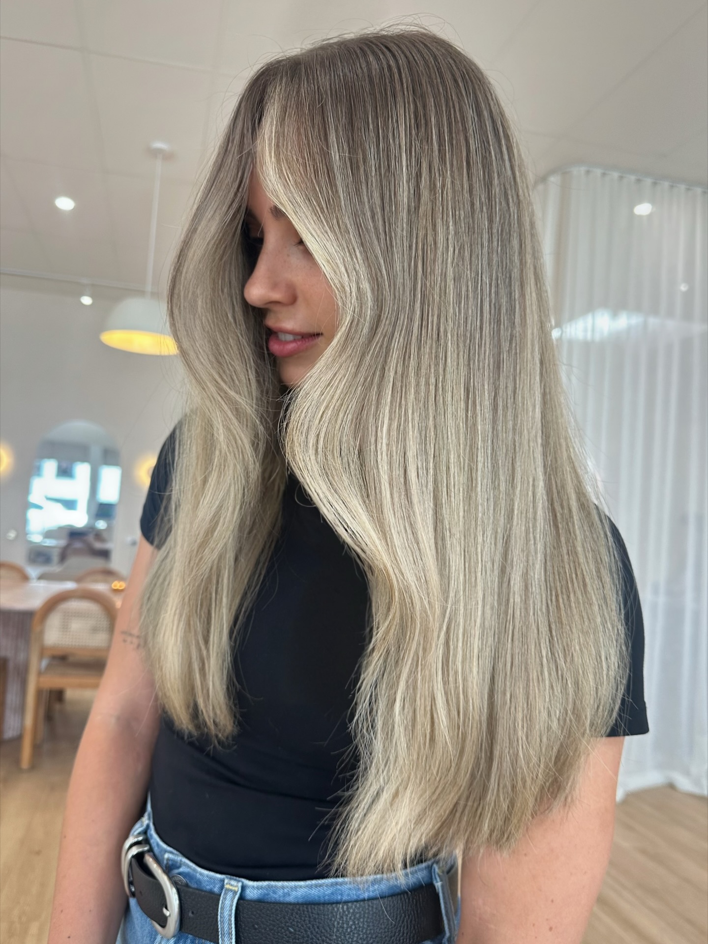 Blended lived in blondes have my heart 🫶🏻🫶🏻🫶🏻
Harsh regrowth is not the vibe.
This absolute mane 😮💨😮💨😮💨
Using only the best @lakmehair_official