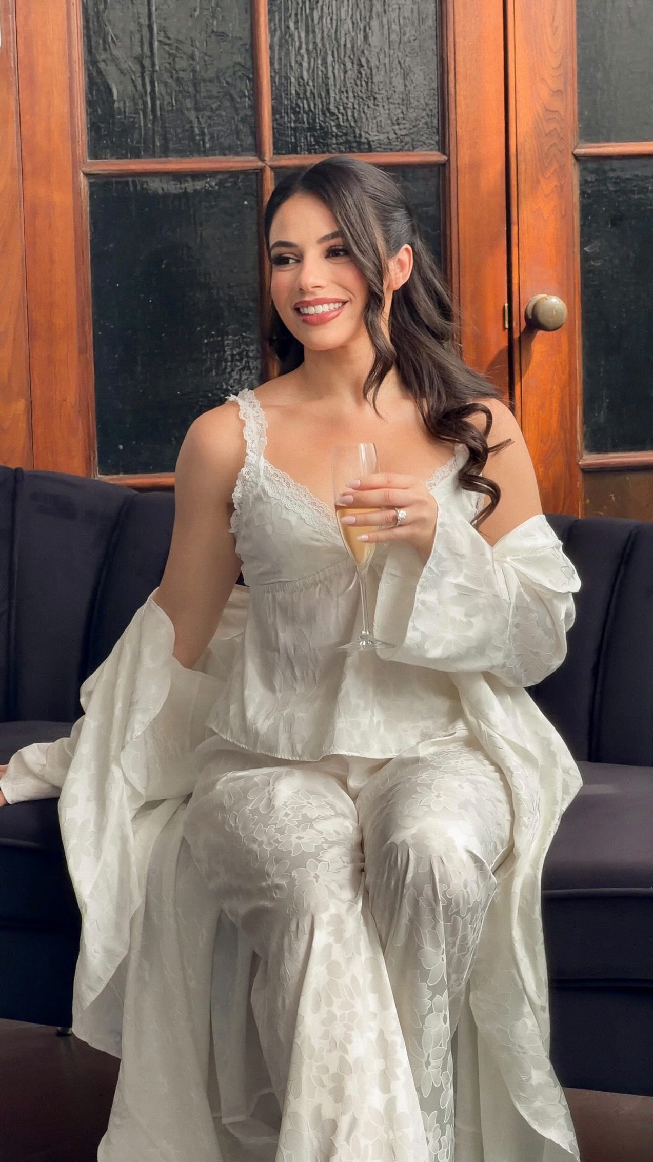 As someone who loves and naturally leans into fuller coverage…
the moment I saw her freckles, I knew we were not covering that.
Because this is where real customization comes in.
Hi, I’m Vero, a New Jersey makeup artist specializing in skin-focused, weightless, long-lasting bridal glam that elevates your natural features without ever looking cakey.
My approach is never one-size-fits-all.
It’s about reading your skin and building the look around what actually suits you.
✔ Freckles left visible while evening out the complexion
✔ Coverage placed only where it was needed
✔ Soft glam that still looked like her in person
✔ A finish that lasts all day without feeling heavy
The goal isn’t to perfect your skin by covering everything.
It’s to enhance what’s already there in a way that feels like you.
And that’s why no two of my brides ever look the same.
If you’re someone who wants glam that still feels like skin, this is exactly what I specialize in.
bridal makeup New Jersey, soft glam bridal NJ, skin focused makeup artist NJ, bridal makeup for textured skin, long lasting wedding makeup NJ
#njmakeupartist #bridalmakeupnj #softglambride #luxurybridalmakeup #newjerseybride