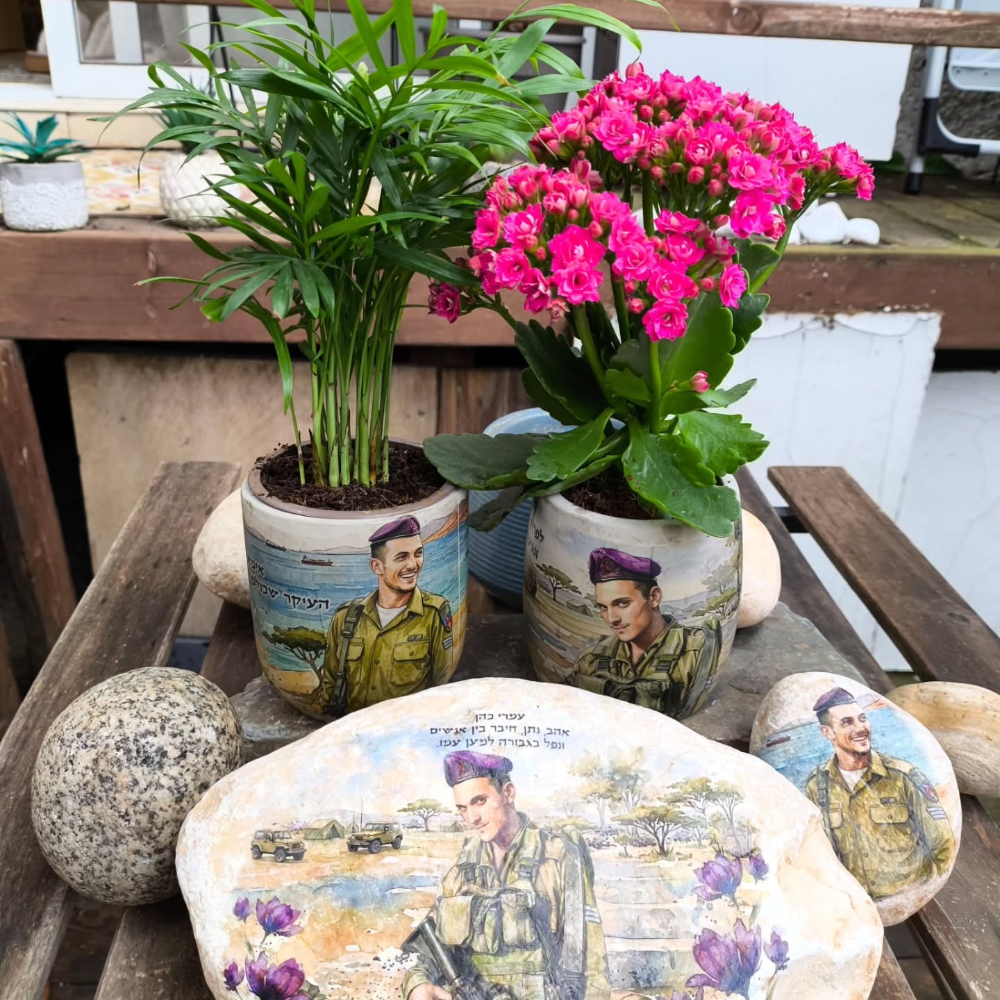 לקראת יום הזיכרון 🇮🇱 יצירות ההנצחה שלי לפניכם♥️♥️
אני פותחת חלון הזמנות אחרון לאבני הנצחה, עציצים ופריטי זיכרון אישיים ❤️🩹
אבל חשוב לי להגיד בכנות –
הלו״ז שלי נסגר ממש בימים הקרובים.
מי שישלח חומרים השבוע – ייכנס לסבב ההדפסות הקרוב.
מי שיחכה לשבוע הבא – ההזמנה שלו כנראה תסופק רק אחרי ה-20 באפריל.
ואני יודעת כמה זה רגיש… וכמה חשוב שזה יהיה בזמן.
אני יוצרת עבורכם:
🪨 אבני הנצחה מעוצבות עם פורטרט מאויר ברמה גבוהה
🌱 עציצי זיכרון חיים עם עיצוב אישי
🪨 חלוקי נחל קטנים עם משפטים וברקוד לאתר הנצחה
✨ כל פריט מותאם אישית לפי הסיפור שלכם
✨ כל ההדפסים עמידים למים ומתאימים גם לחוץ
זה לא עוד מוצר…
זו דרך להחזיק זיכרון.
לתת לו מקום.
ולהשאיר משהו שנשאר.
אם זה נוגע בכם –
שלחו לי הודעה כבר עכשיו כדי להבטיח מקום ❤️
0545-5309400