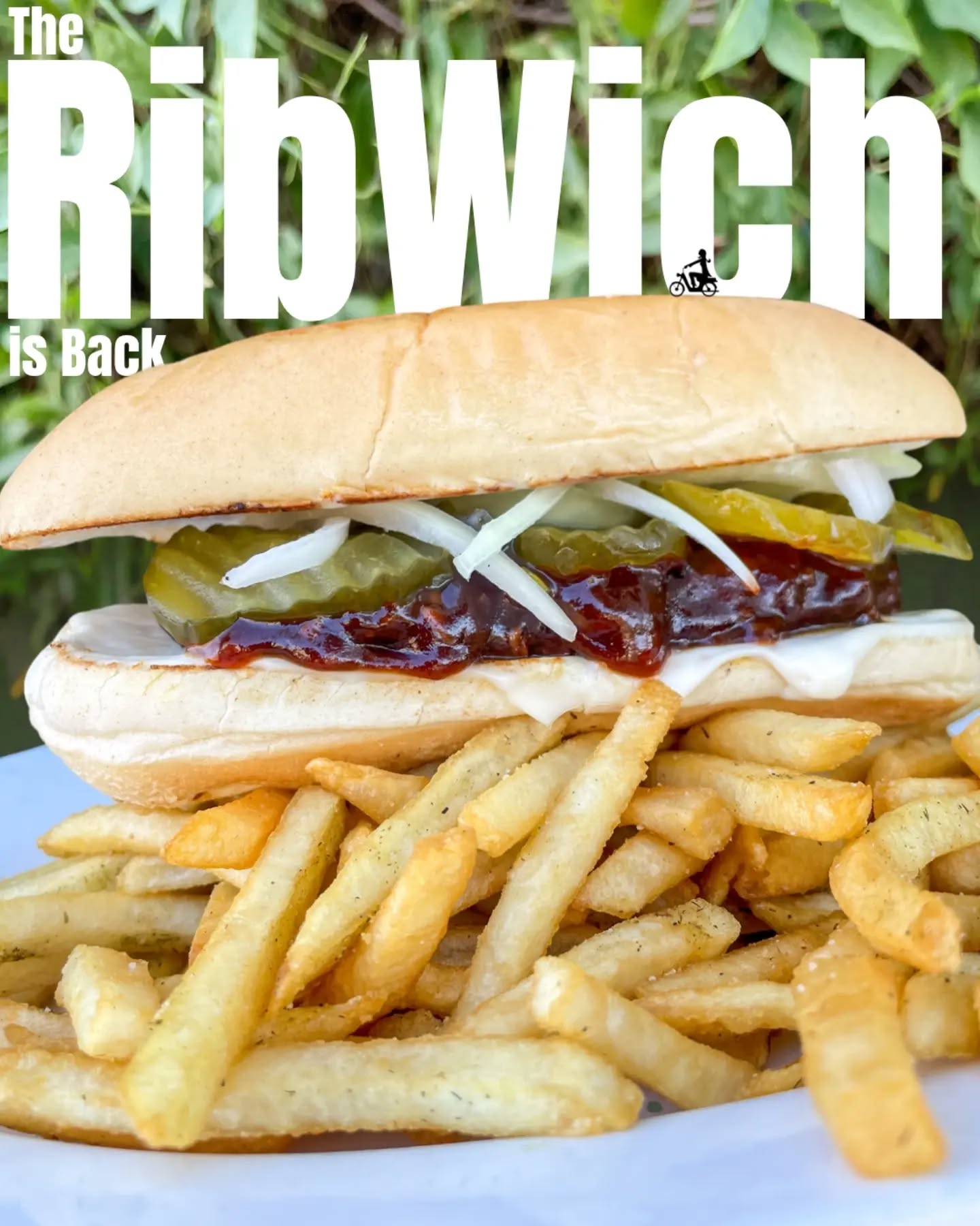 💛The RibWich❤️
Now at #greenphx
Seasoned boneless ribs dipped in our house bbq, topped with sliced onions, tangy pickles, and mayo on a toasty bun. Comes with Thyme Fries 🍟
💚
#imlovinit #veganmcrib #jackfruit #alwaysvegan