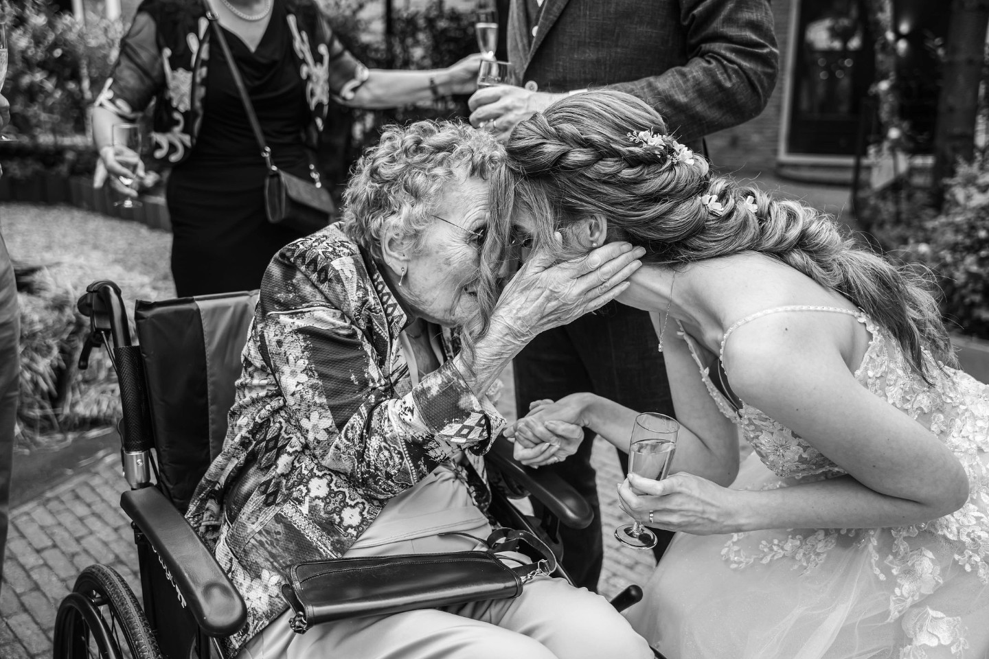 Oma's op bruiloften 🥰 Zo bijzonder wanneer ze er bij kunnen zijn, want dat is zeker niet vanzelfsprekend. Al mijn opa's en oma's zijn helaas al overleden; m'n laatste oma eind december vorig jaar. Ik hoopte nog zo erg dat ze er bij zou zijn wanneer mijn zoontje geboren zou zijn, maar helaas, dat heeft net niet kunnen gebeuren. Wel ontzettend dankbaar voor alle andere mooie momenten die ik met alle vier heb kunnen delen ♥️ En daarom vind ik het altijd zo mooi wanneer de opa's en oma's van mijn bruidsparen er bij zijn 😍 Bijzondere momenten!