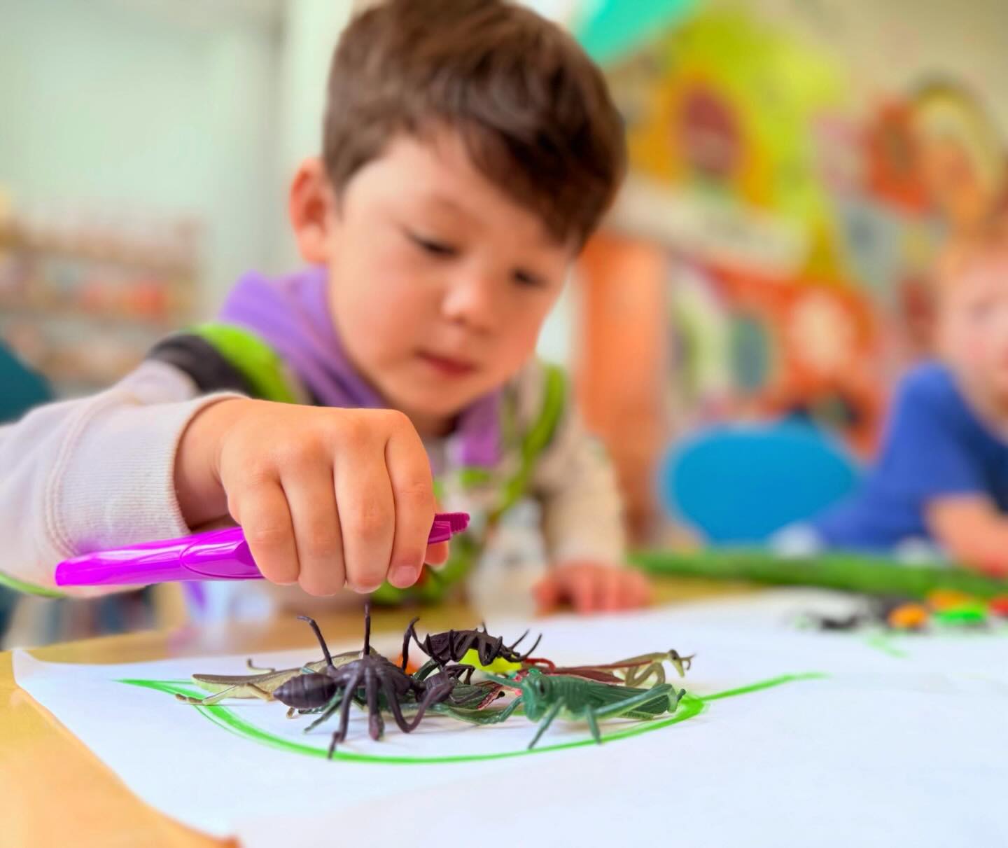 Adiós, insectos! 🐜✨
It’s been a month of mariposas 🦋, hormigas 🐜, mariquitas 🐞and a whole lot of fun insectos explorations🔎
We spent our final day getting a little messy and following the wonder of the tiny world around us.
Because let’s be honest—the best way to learn is by exploring with all five senses and getting a little messy with nature! 🌿
Drop a 🐛 if your kiddo is a bug lover!
#Creandolanguages #BilingualKids #Insectos #AprendiendoJugando #SpanishImmersion