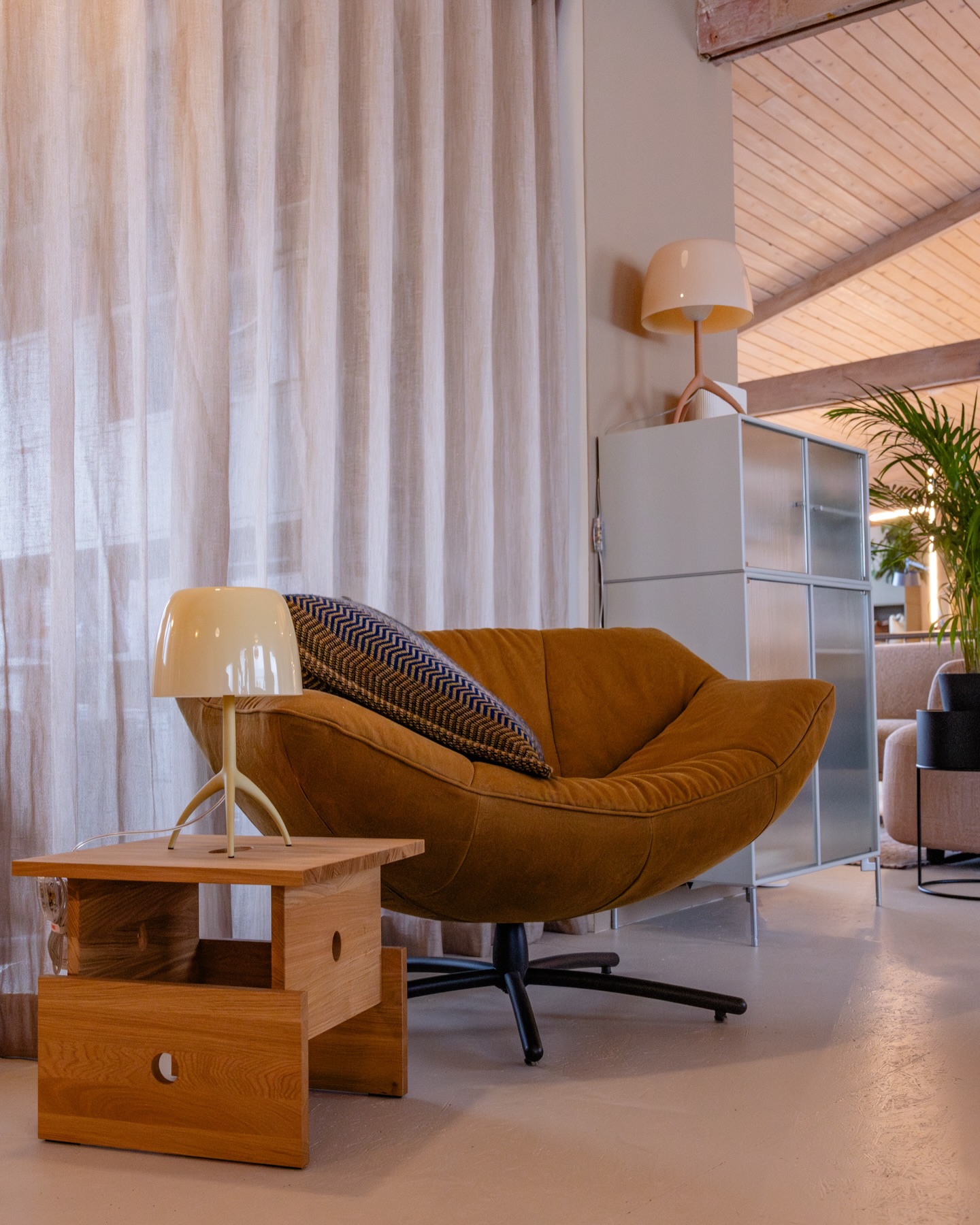 Goedemorgen! Een fijn plaatje met Gigi soft van Label, HAY box bijzettafel, Foscarini Lumiere Nuances Piccola en achter de fauteuil nog het Ripple Cabinet van Montana!
Fijne dag, wij zijn geopend van 9 tot 17.30
#HAY #woongalerijkortgene #labelvandenberg #montana #foscarini