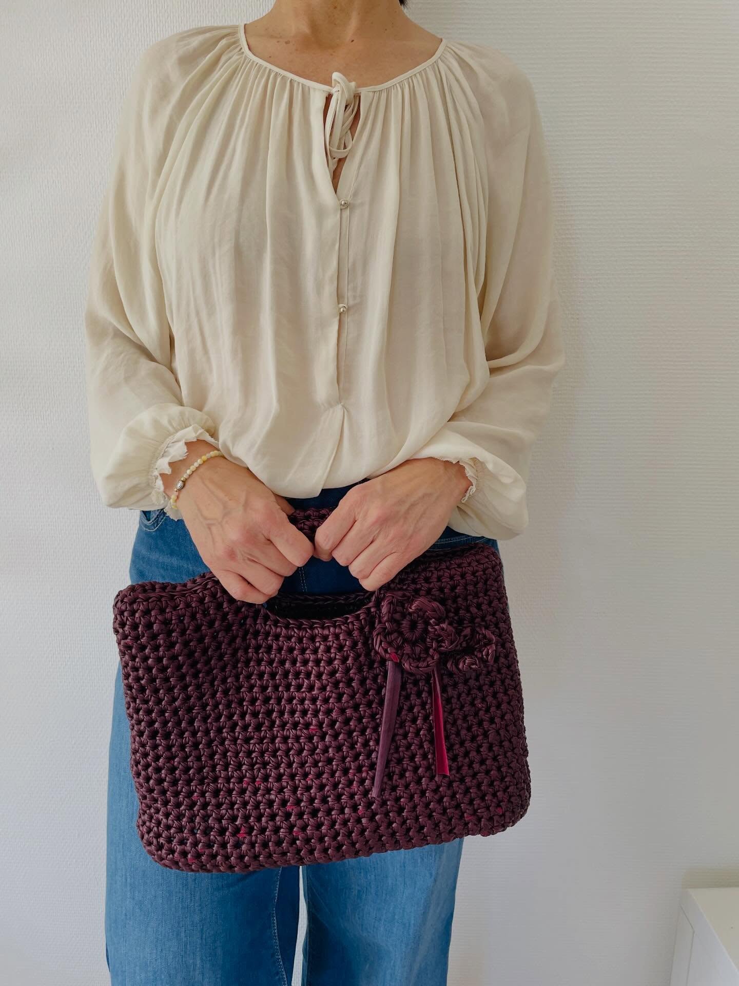 🧶🌸 Darf ich vorstellen…. Meine neue Liebslingstasche 🥰. Da ich von der Optik des Garns im Lederlook von Wooly Hugs sehr begeistert bin, sind gleich drei Modelle entstanden 🤩. Die große Variante in Burgund ist mein absoluter Favorit. Die kleine Handytasche in Silber ist doch perfekt für das kleine schwarze am Abend 🪩💃🏻☺️ oder was meint ihr?
Die Anleitung ist auch schon in Arbeit, sodass ihr auch bald eure neue Lieblingstasche im Lederlook selber herstellen könnt🧶🤓 .
#häkeltasche #häkeln #glitzer #taschehäkeln #lederlook