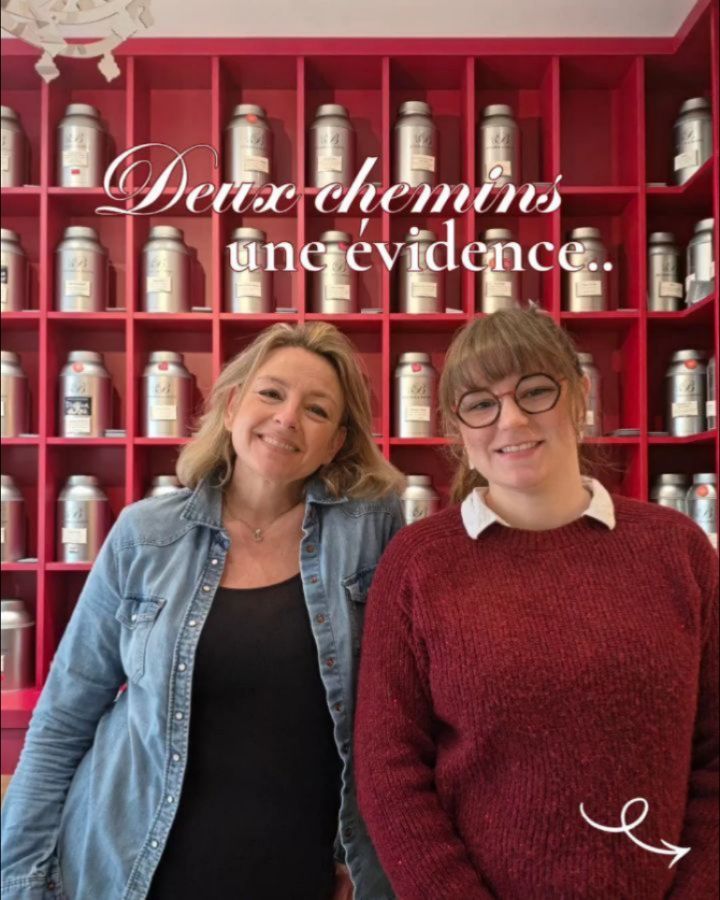 🎉 1 an déjà et quelle belle aventure ! 🤗🥹
Il y a un an, Léa poussait la porte de la boutique pour rejoindre l’aventure et très vite, ça a été une évidence ☺️
☕️ Du côté de Delphine, après 22 ans dans la communication, principalement dans l’agroalimentaire, notamment auprès des interprofessions du vin, l’envie de revenir à l’essentiel s’est imposée.
Amoureuse du thé, du contact humain, et fille de commerçants tourangeaux, j’ai ouvert la boutique en mai 2019, avec l’envie de créer un lieu chaleureux, vivant, et profondément humain.
✨ Du côté de Léa, bientôt trentenaire,praticienne en réflexologie et énergéticienne mais aussi passionnée de thé et amoureuse de vaisselle ancienne, Léa me rejoint en avril 2025.
Très vite, elle s’investit dans l’animation de la boutique, la vente, la communication avec douceur, intuition et une énergie communicative.
Mais propose aussi un petit plus à la boutique : un pop-up avec quelques tasses anciennes de sa boutique en ligne directement à la boutique @lestassesdelea ☕️
💫 Deux parcours différents, mais une même vision : le goût du beau, du lien, du thé et du rire aussi !
Depuis un an, on travaille main dans la main, on se complète, on échange, on imagine !
Bref, ce n’est pas seulement une collaboration…
C’est une **teamance** ☕️💛 (quelque part entre bromance, amitié et passion du thé)
Merci à vous tous qui faites aussi partie de cette belle aventure 🌿
Et vivement la suite…
Delphine & Léa ✨
#1an #teamance #betjemannndbartontours #boutiquedethé #toursmaville