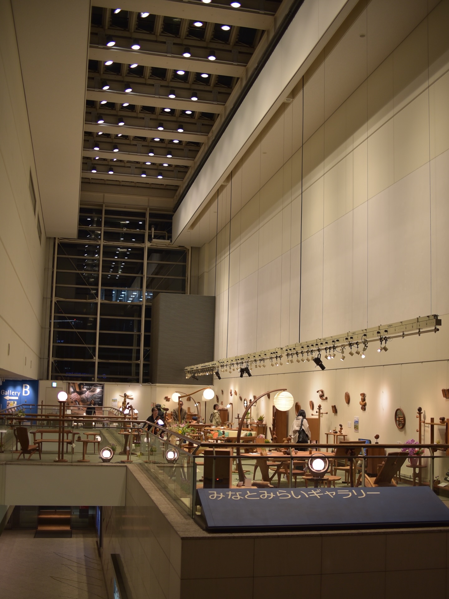 潤いのある暮らし展-手が生みだすカタチ-が無事終了いたしました。
いつもきてくださるお客様や初めてのお客様
今年もたくさんの方とお会いすることができました。
お越しくださりありがとうございました。
また会場には行けないけど、と
おハガキやお花をくださったりご連絡をくださった方々にも感謝申し上げます。
作品と共に無事八ヶ岳に戻り、ギャラリーもお客様をお迎えする準備が整いました。
少しずつ春が始まってきた八ヶ岳でまたお待ちしております。
___________________________
【八ヶ岳手作り造形家具 いっぴん工房】
住所:山梨県北杜市大泉町谷戸8686-11
営業時間:10:00~18:00 (1日15日が平日の時はお休みです)
TEL:0551-38-1339
—
#いっぴん工房 #手作り家具 #オーダー家具
#北杜市 #一枚板