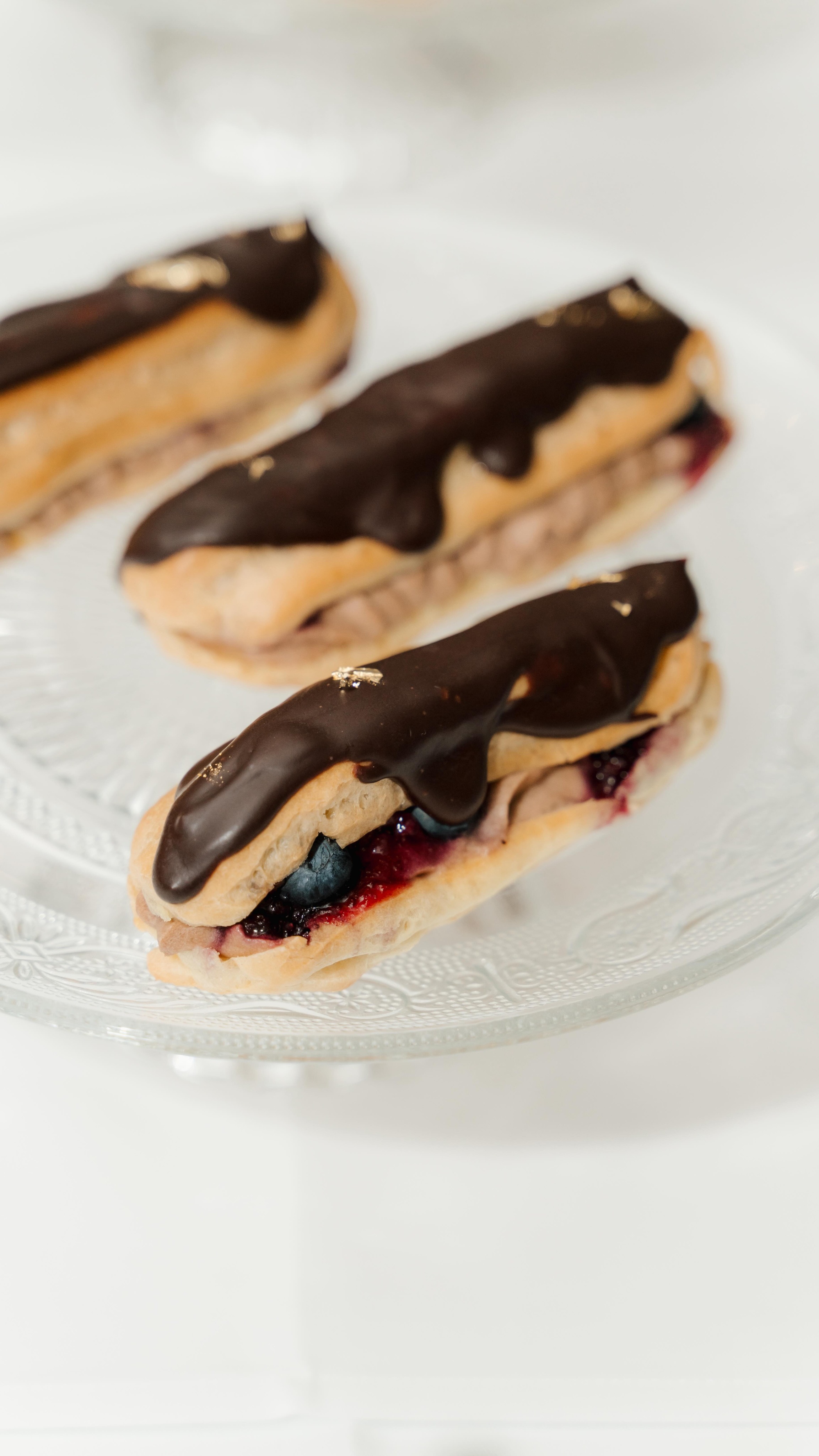 I think I wash my hands more than I argue with my kids 😄
it’s part of the process!
start. clean. adjust. repeat.
—
that’s how details become perfection.
📸 @sabrina_bartal_photography
#bakerlife
#weddingcake
#luxuryweddingcake
#detailsmatter
#hochzeitstorteschweiz