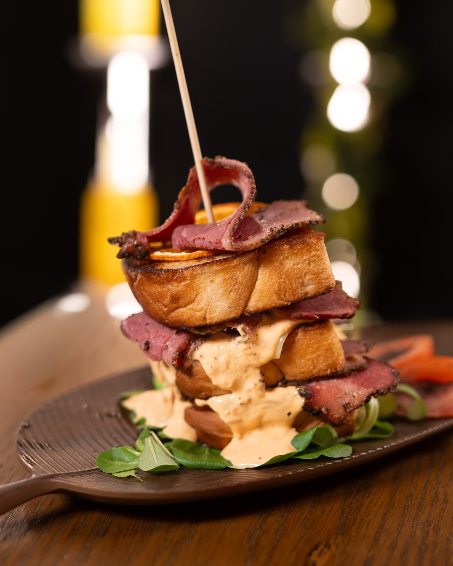 Avete presente il classico Pastrami? Bene, dimenticatelo: noi lo facciamo a modo nostro.
Qualità del Black Angus e cuore siciliano: abbiamo selezionato la Vastedda del Belice per la sua nota burrosa che fa magie. Un tocco di Red Sauce per chiudere il cerchio e il gioco è fatto.
➡️ Bontà assoluta, zero fronzoli e un abbinamento che vi farà innamorare.
#laTramontina #ristorantePalermo #laTramontina #pastramisandwich