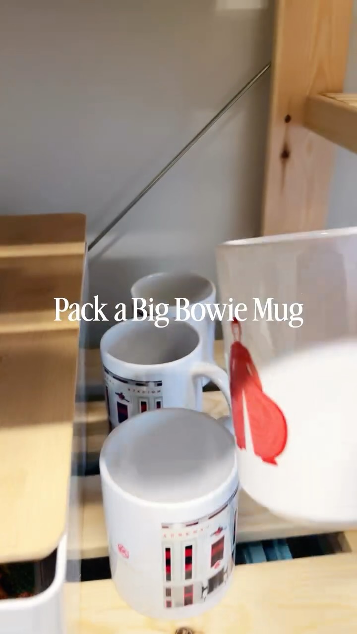 A Bowie mug gift heading out to a lucky guy 😊
Hope you love it 😍
#packingorders #smallbusiness #davidbowie