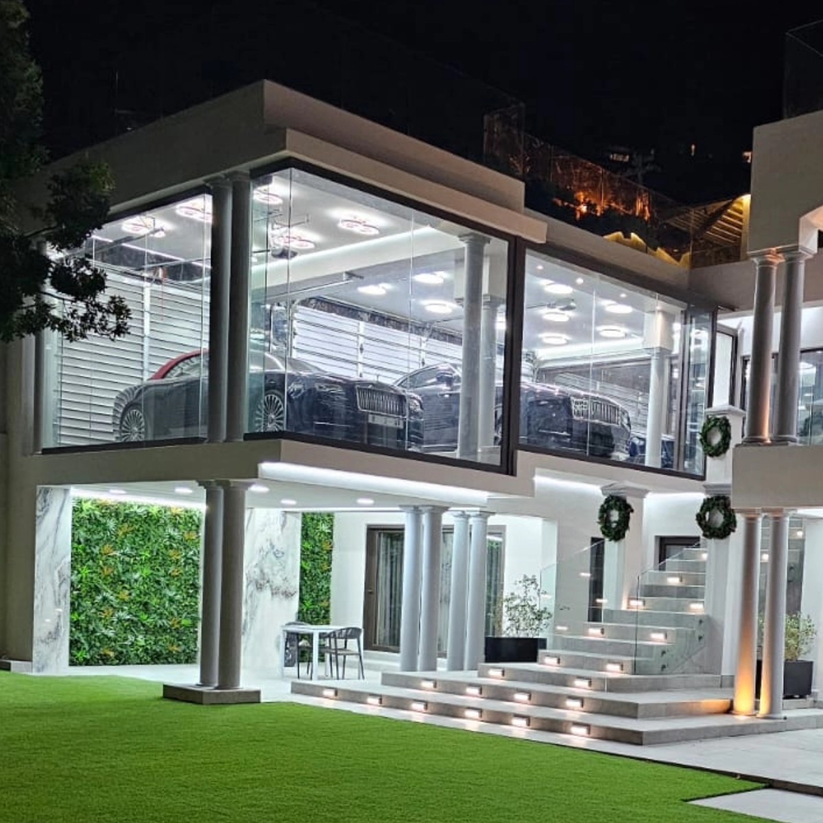 A quick luxury garage completed in record time at the end of the year, for a very very special car and client.
#supercar #garage #masterpiece_architects #mansion #architecture @uvuyogroup